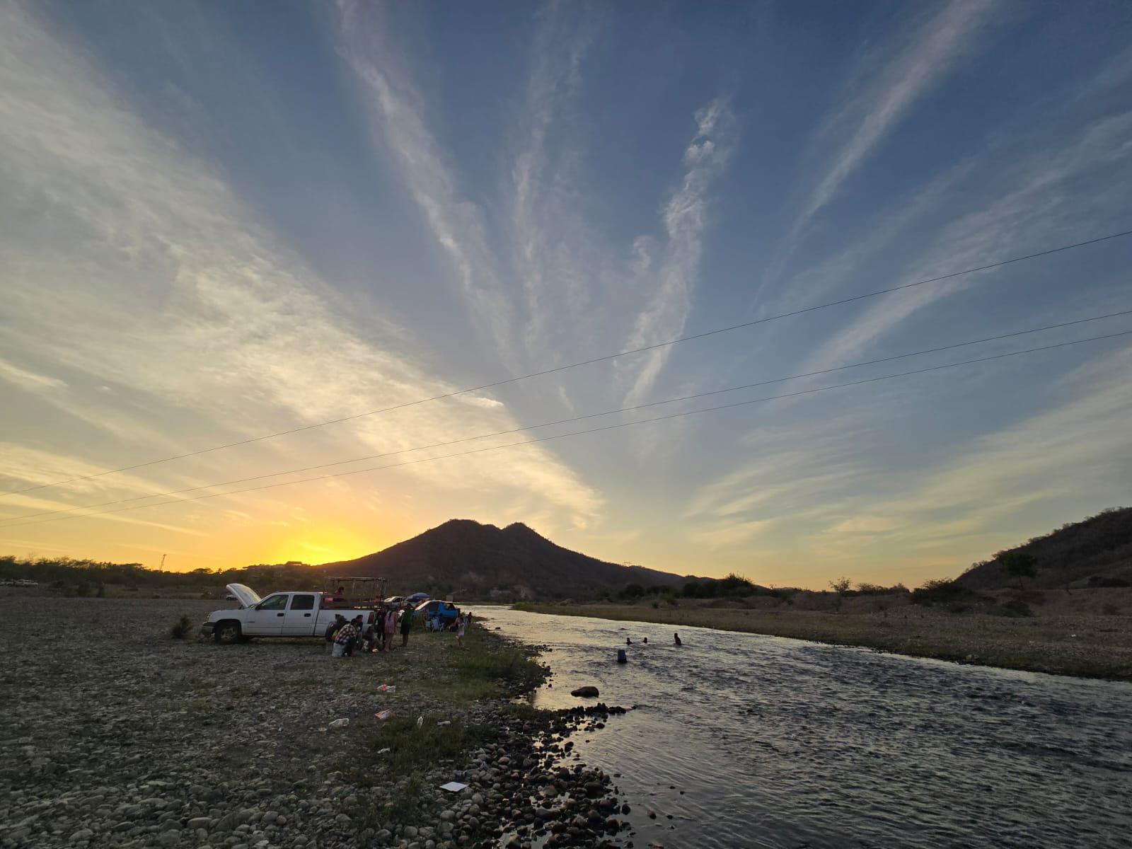 $!Familias mitigan el calor y disfrutan del esparcimiento en el río Baluarte de Rosario