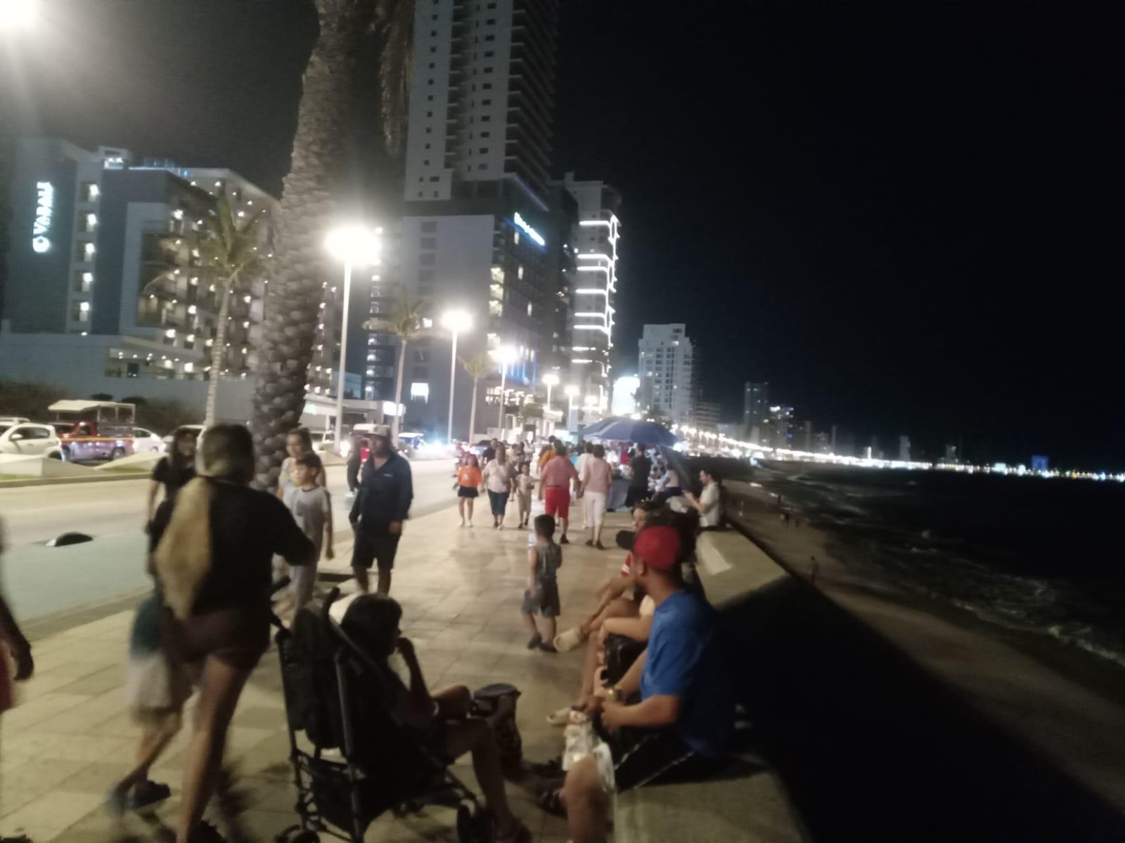 $!Disfrutan cientos del malecón de Mazatlán durante este verano