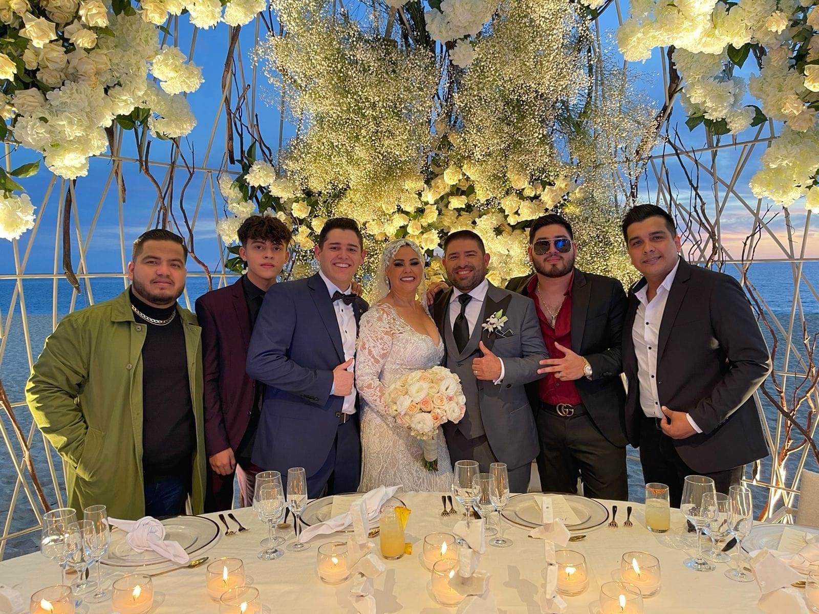 $!Sergio Lizárraga Osuna y su grupo Plan de Escape, junto a los novios.
