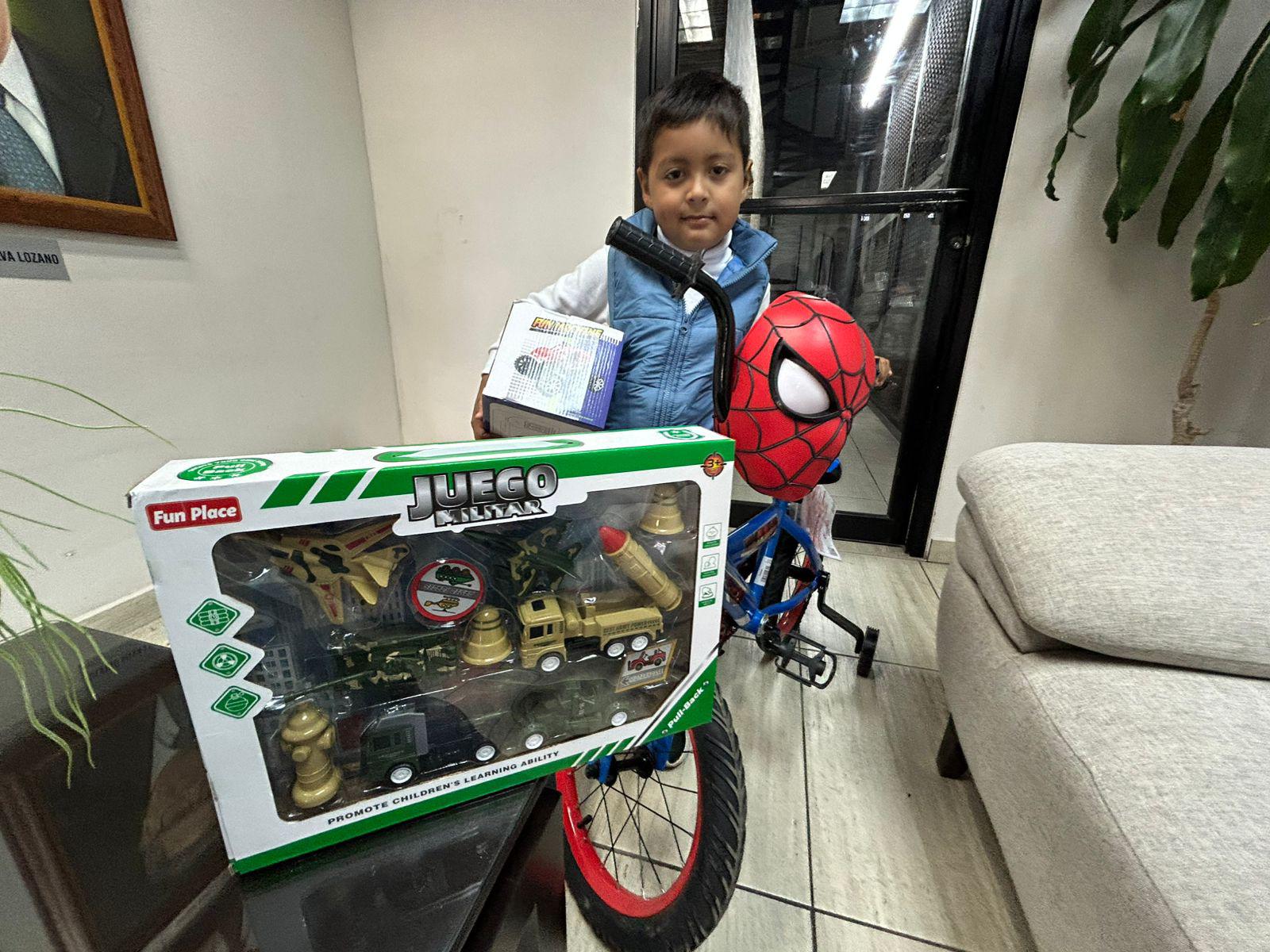 $!‘Sé un Rey Mago’ sigue sorprendiendo a niños de Mazatlán
