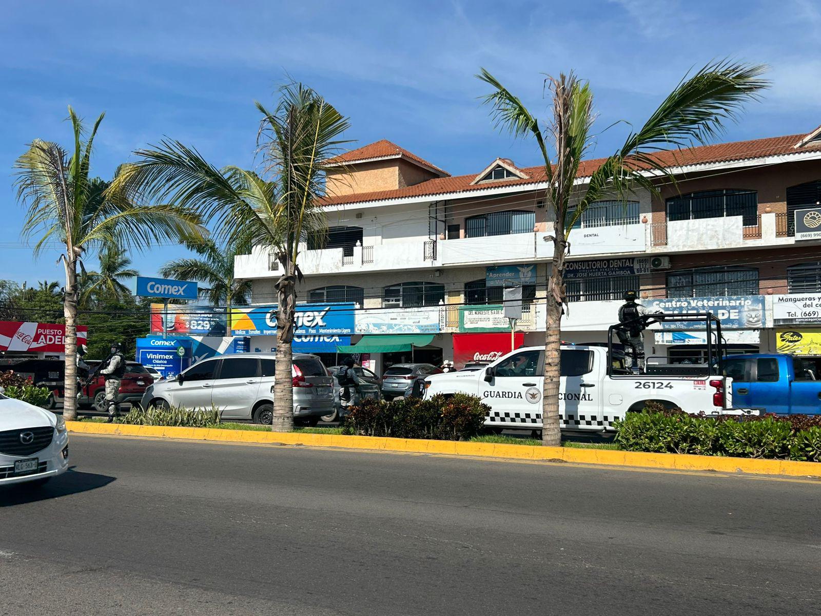 $!Persecución en Mazatlán termina con decomiso de camioneta y armas; hay un detenido
