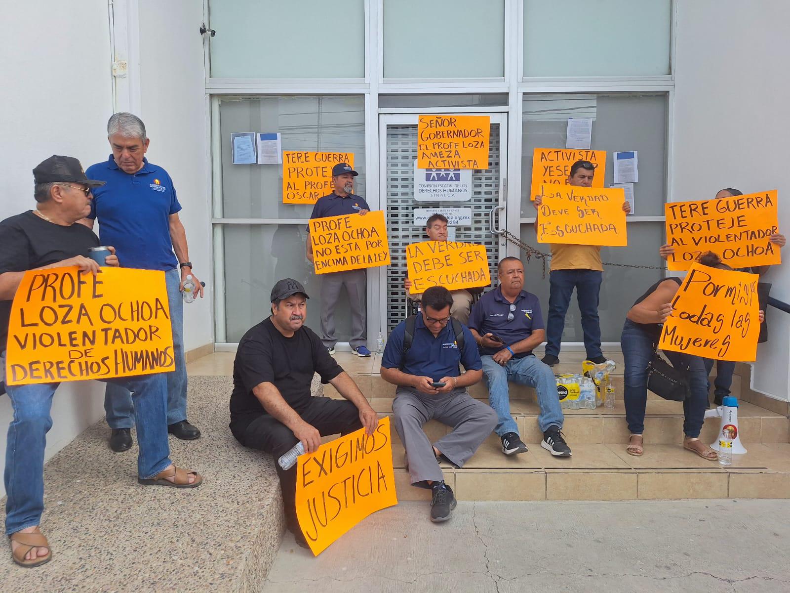 $!Manifestantes ‘cierran’ instalaciones de la CEDH en Sinaloa