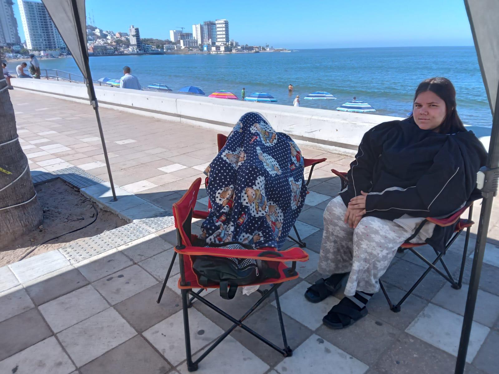 $!Cierran el malecón y colocan cientos de sillas para presenciar el primer desfile del Carnaval de Mazatlán