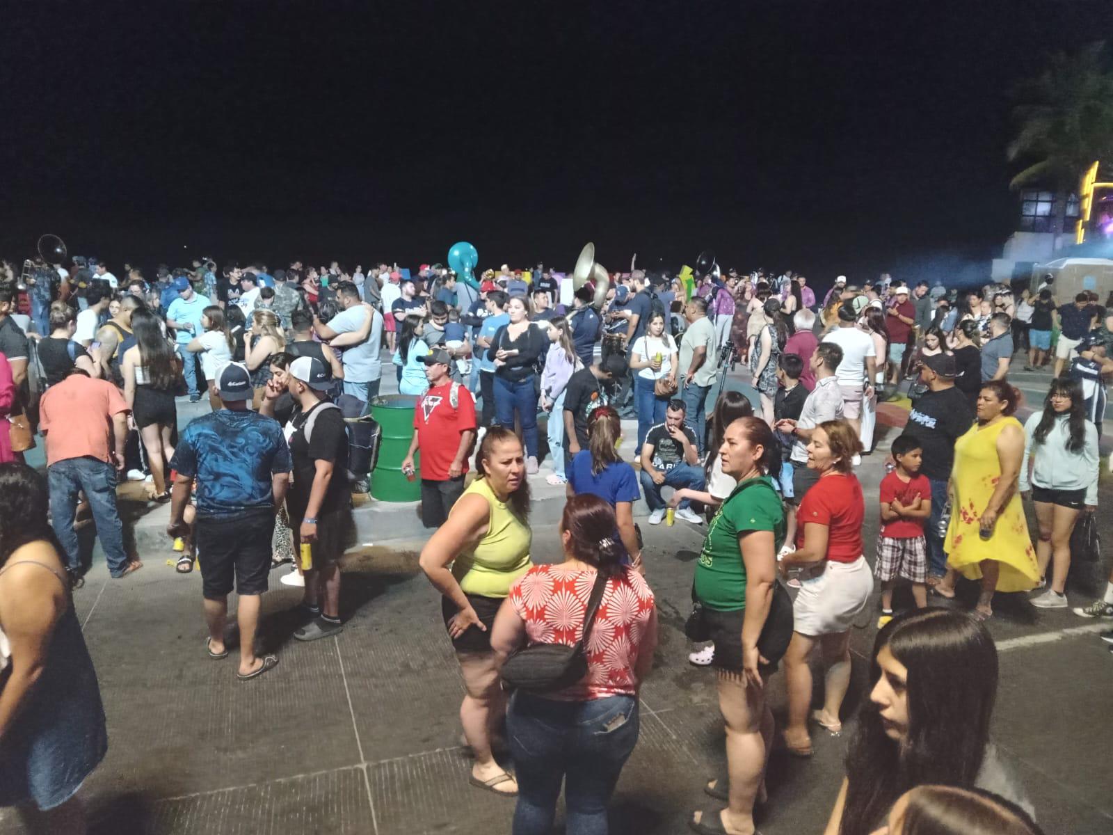 $!Arman la fiesta y cierran tramo del malecón en Mazatlán