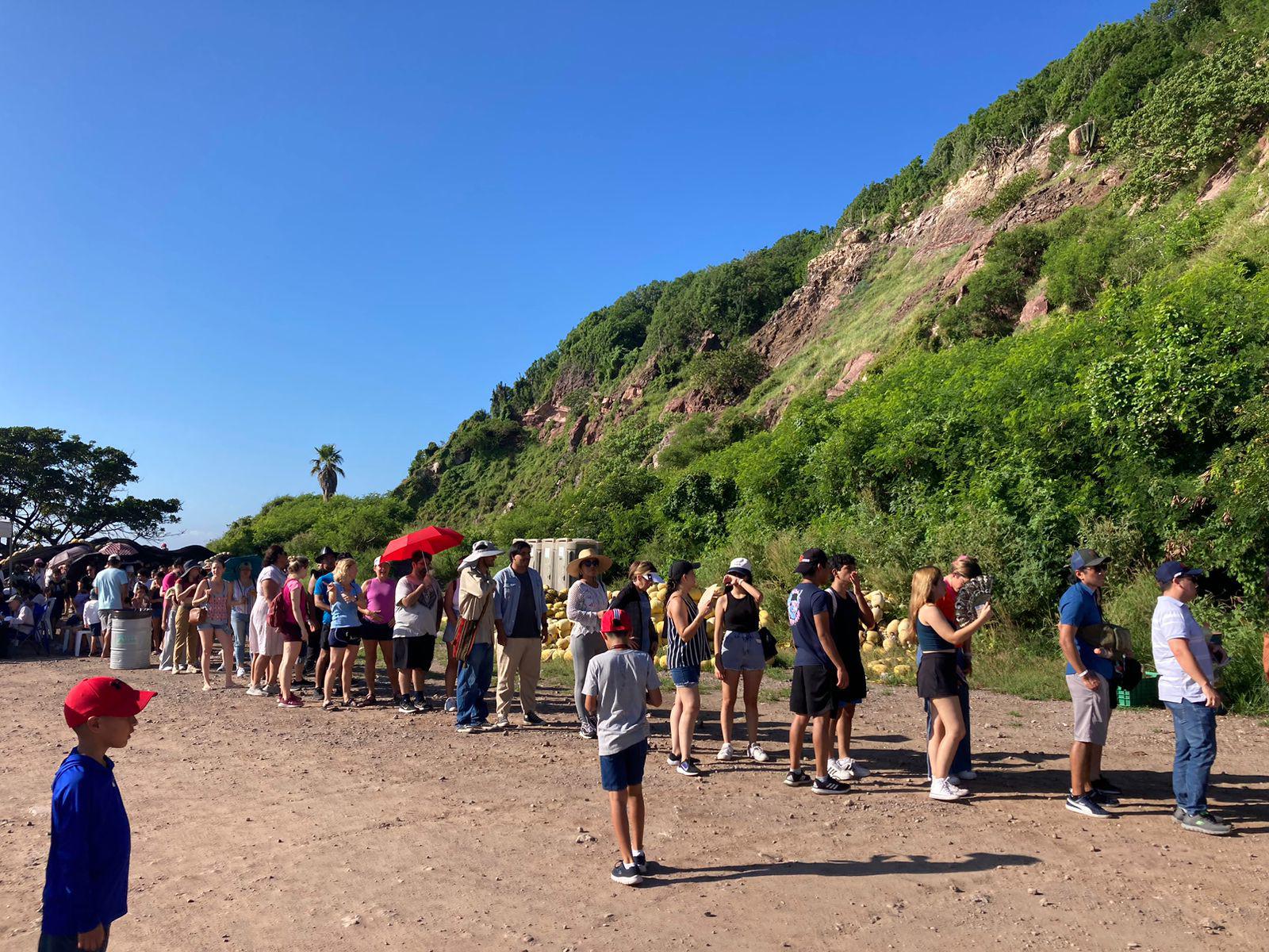 $!Esperan el eclipse solar anular desde las escolleras de Mazatlán
