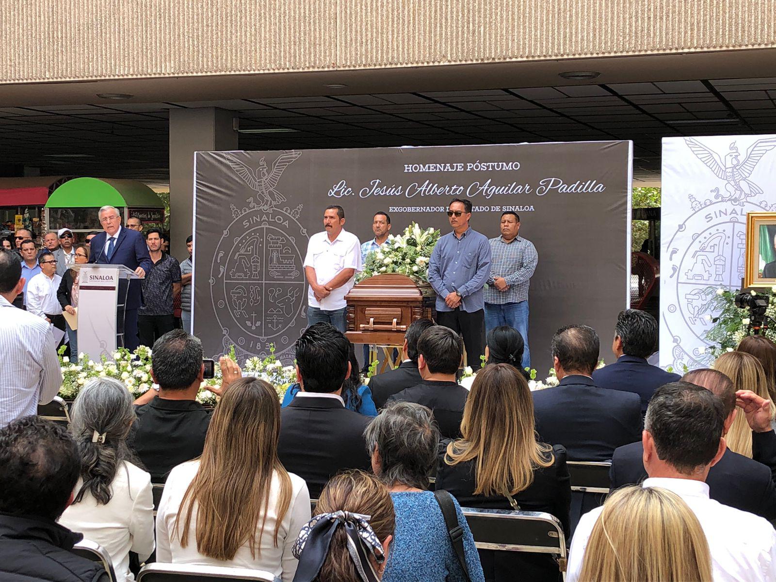 $!Con homenaje de cuerpo presente, Gobierno de Sinaloa despide a Aguilar Padilla