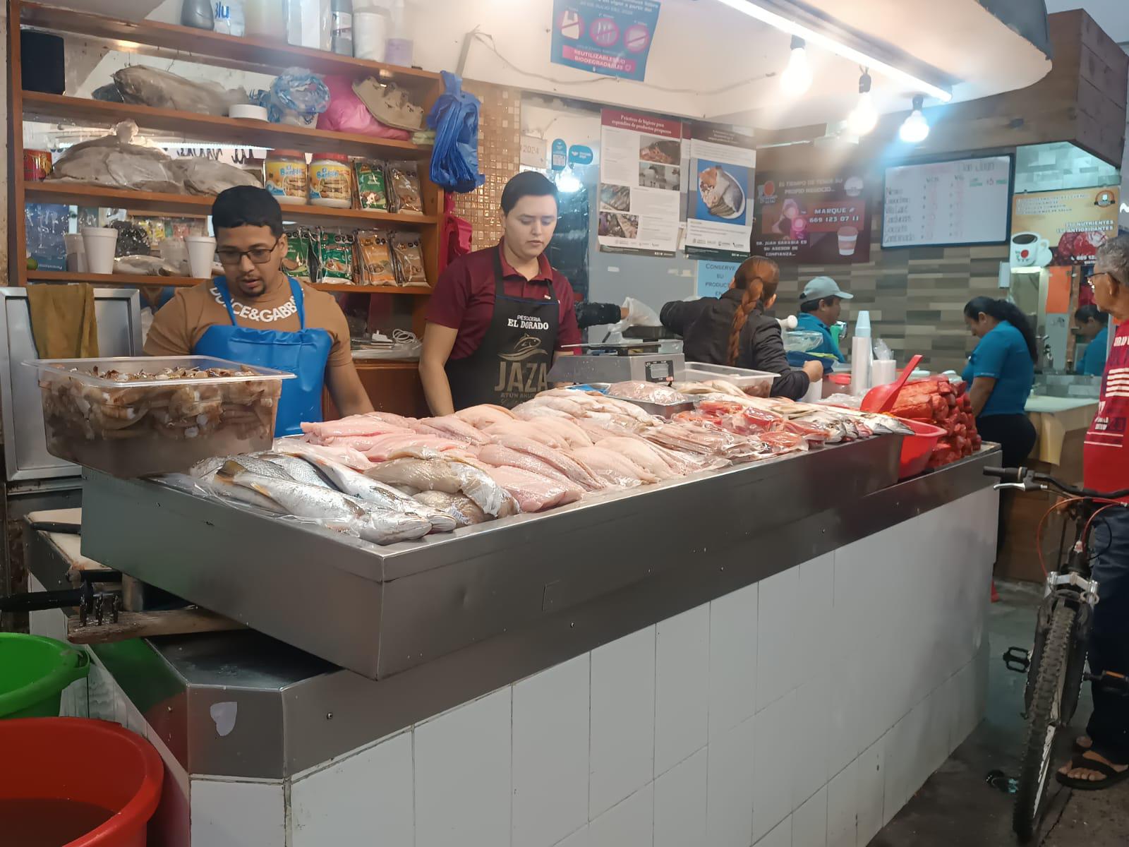 $!Venta de pescado repunta en el mercado de la Juárez, en Mazatlán, por la Cuaresma