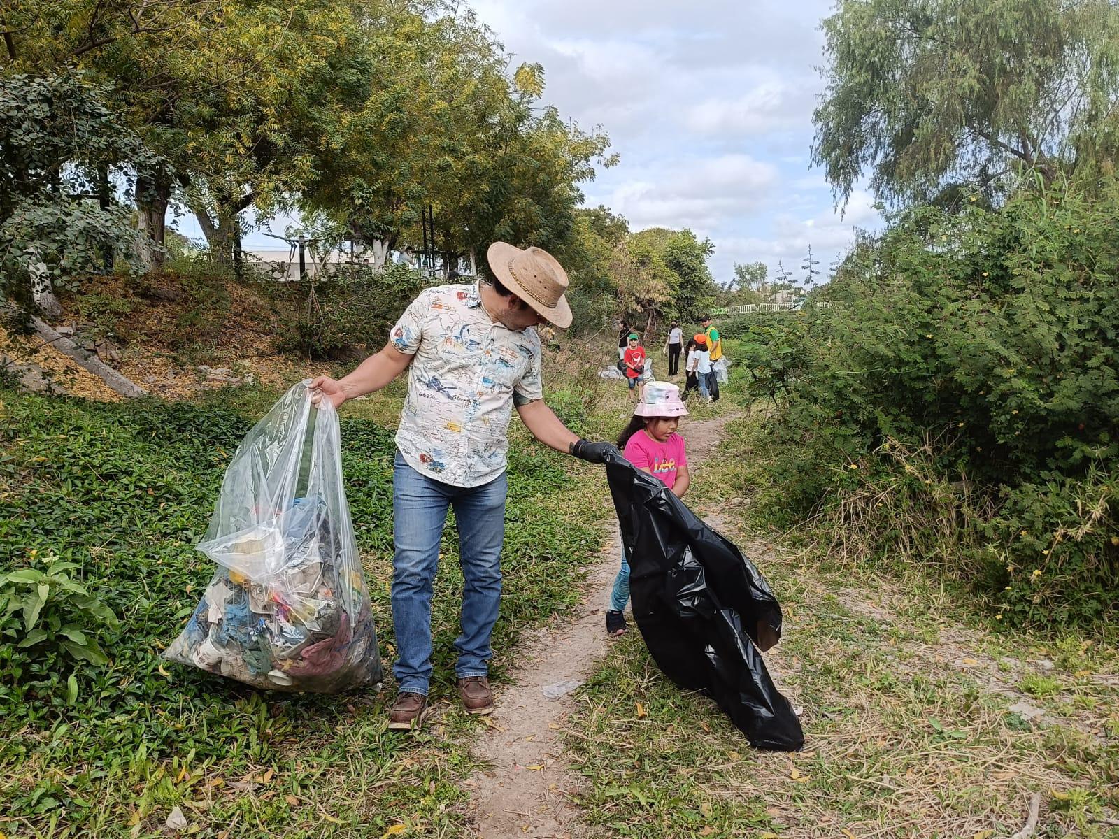 $!Realizan brigada de limpieza y conservación en el arroyo Juana Gómez de Escuinapa