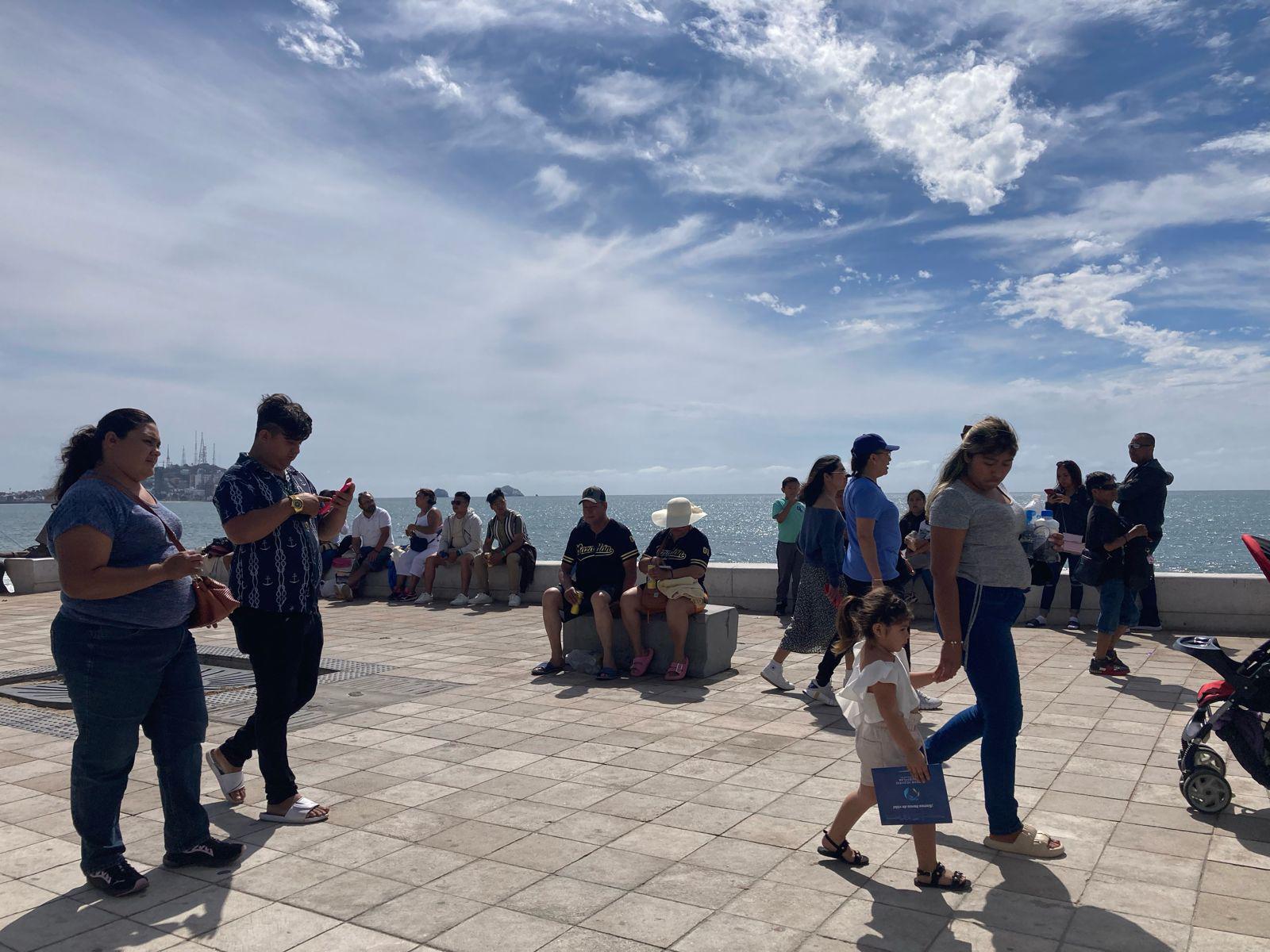 $!Inicia a las 16:00 horas el segundo desfile de Carnaval; ya esperan miles de personas en el malecón