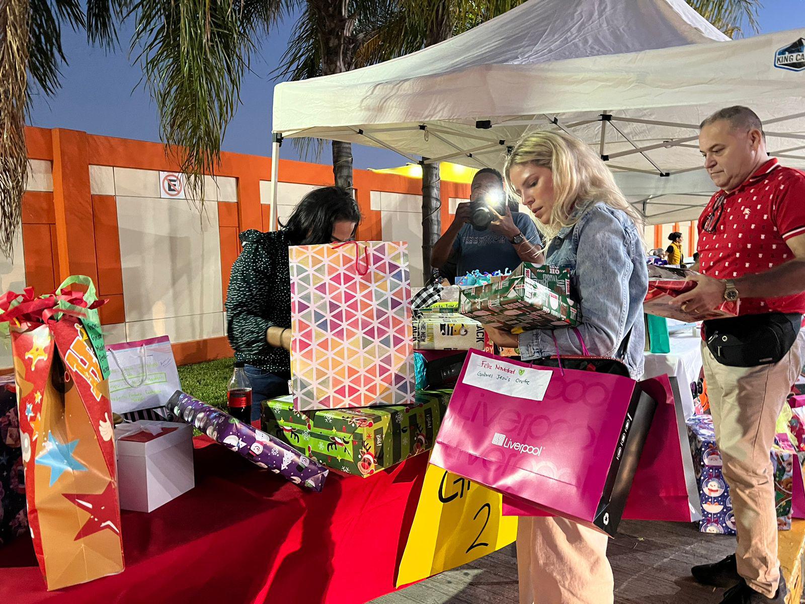 $!Recolectan en Mazatlán regalos y kits médicos para niños con cáncer