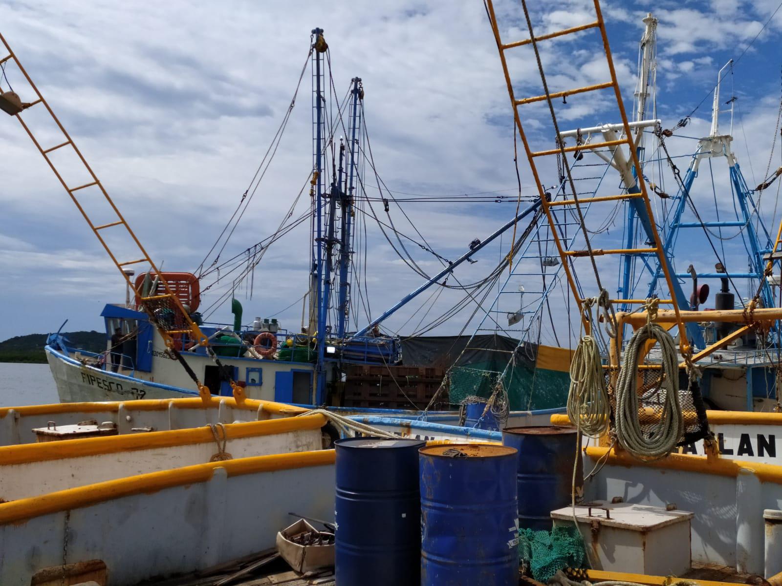 $!Camaroneros de Mazatlán se refugian en el puerto ante posible embate de ‘Pamela’