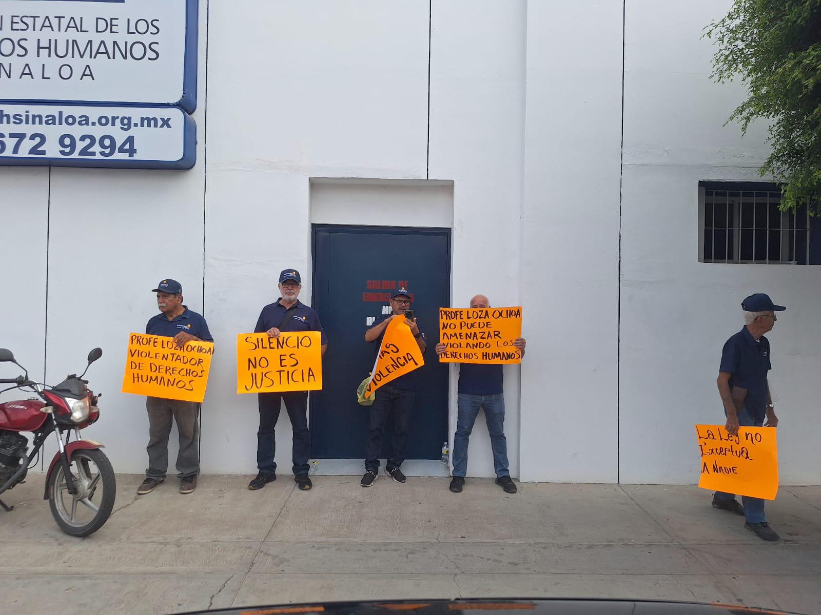 $!Manifestantes ‘cierran’ instalaciones de la CEDH en Sinaloa