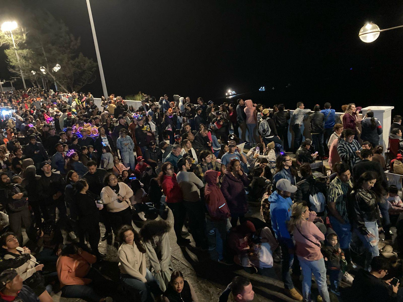 $!Abarrotan miles de personas el Paseo Olas Altas en espera del Combate Naval