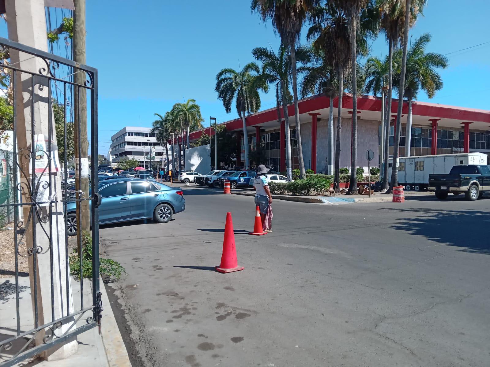 $!‘Lavacarros’ se apropian de espacios públicos de estacionamiento en Mazatlán