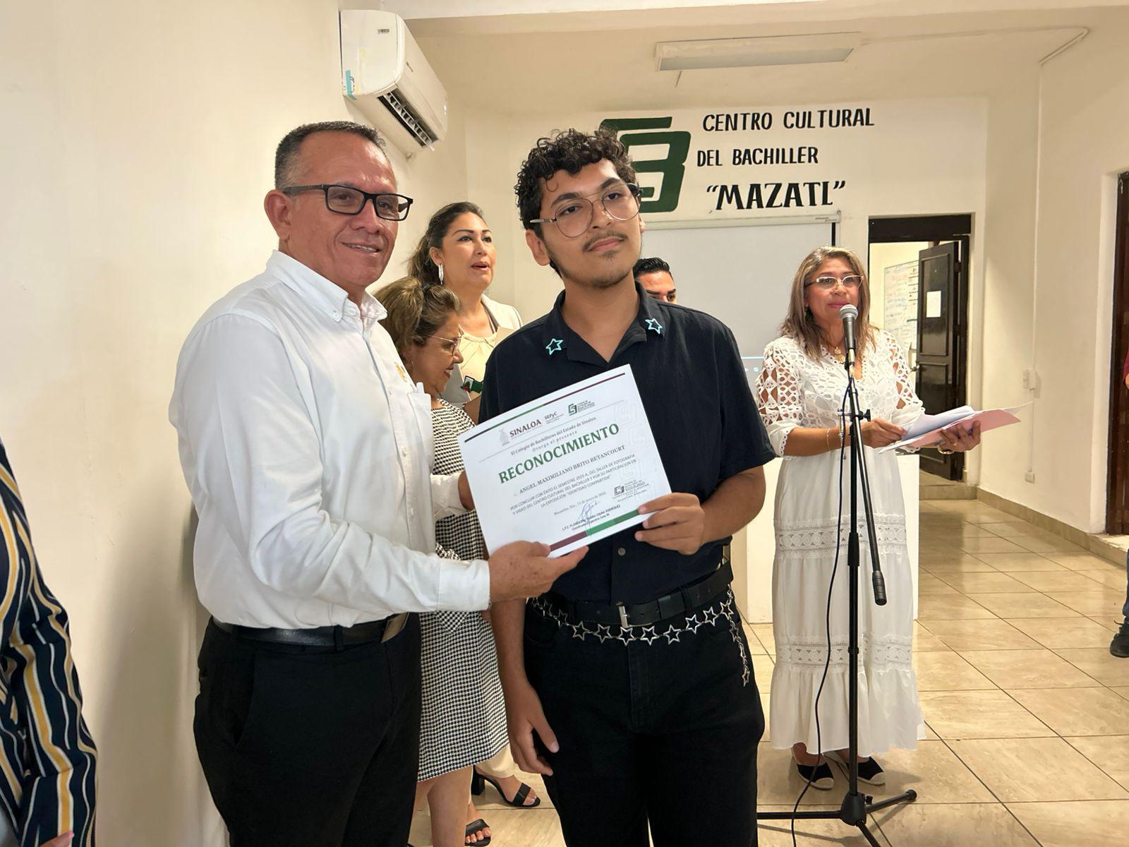 $!Cada uno de los alumnos recibió un reconocimiento.