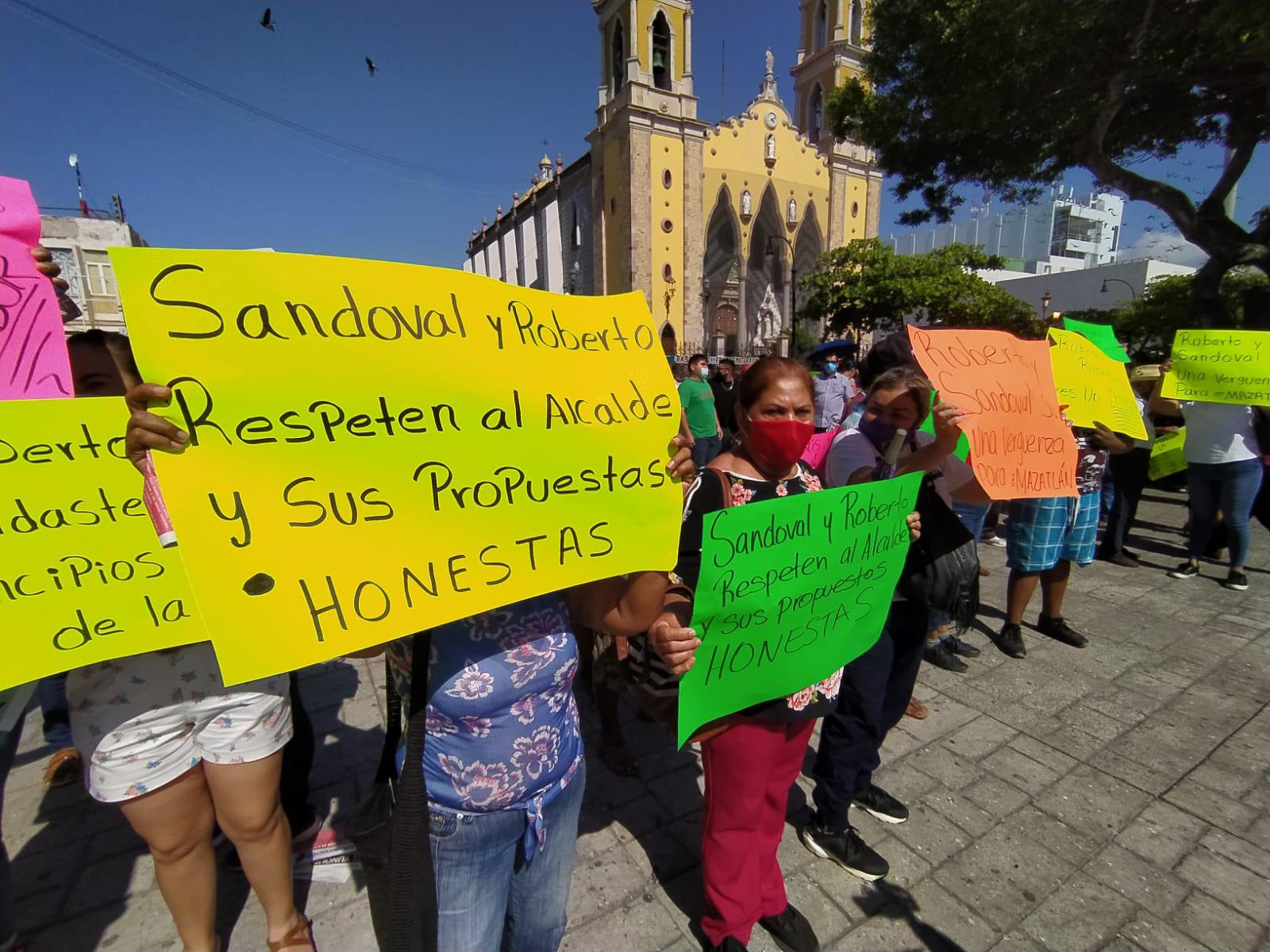 $!Morenistas de Mazatlán protestan contra el PAS de Cuén