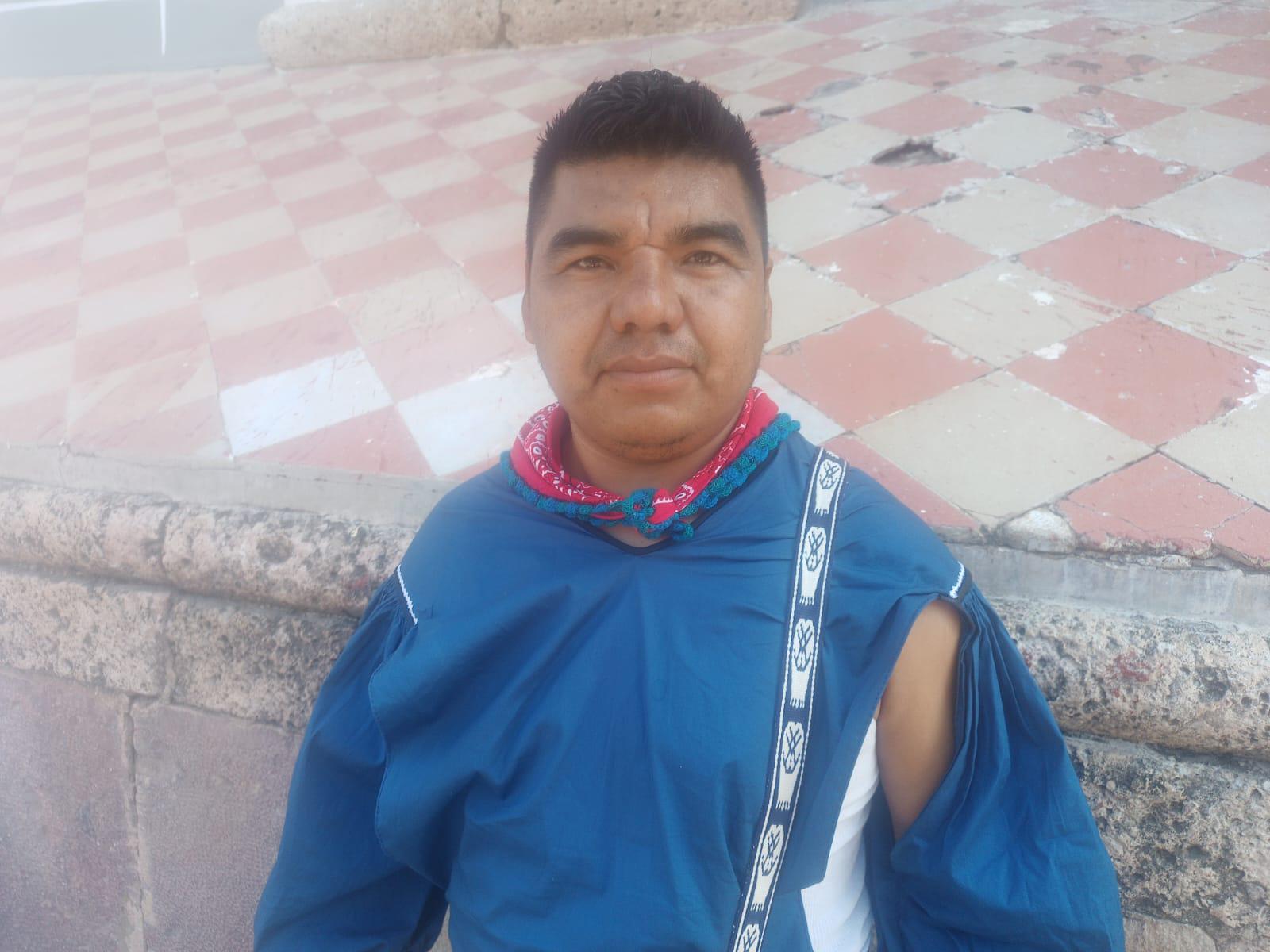 $!Familia huichol llega a Mazatlán en busca de suerte, compartiendo su música y tradiciones