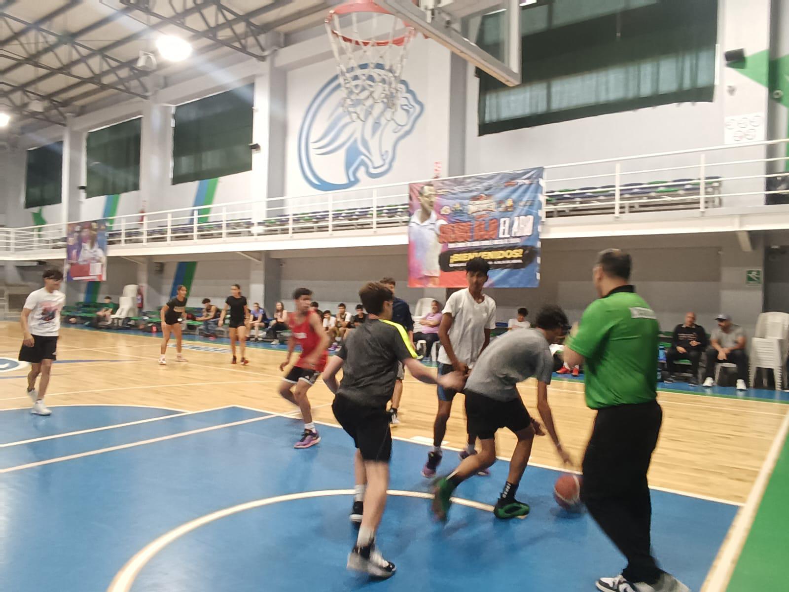 $!Omar Quintero motiva a nuevas generaciones en Mazatlán: ‘Regresarle algo al básquet es un honor’