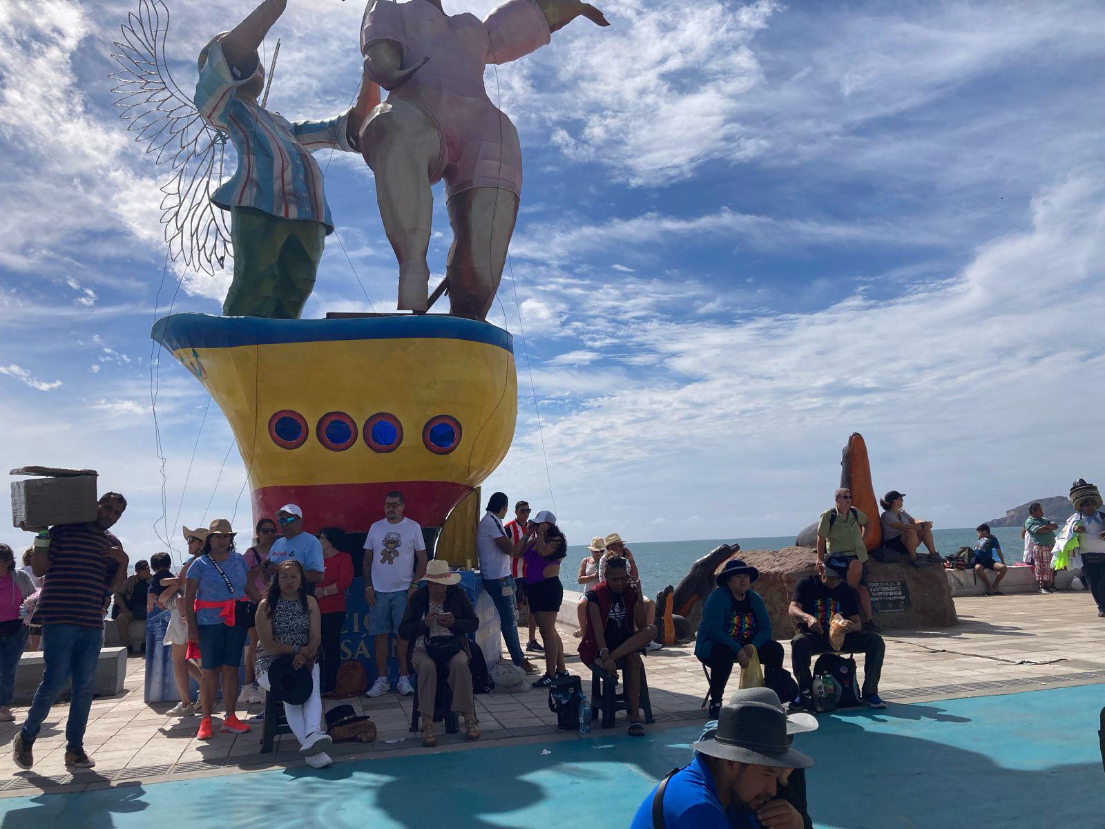 $!Inicia a las 16:00 horas el segundo desfile de Carnaval; ya esperan miles de personas en el malecón