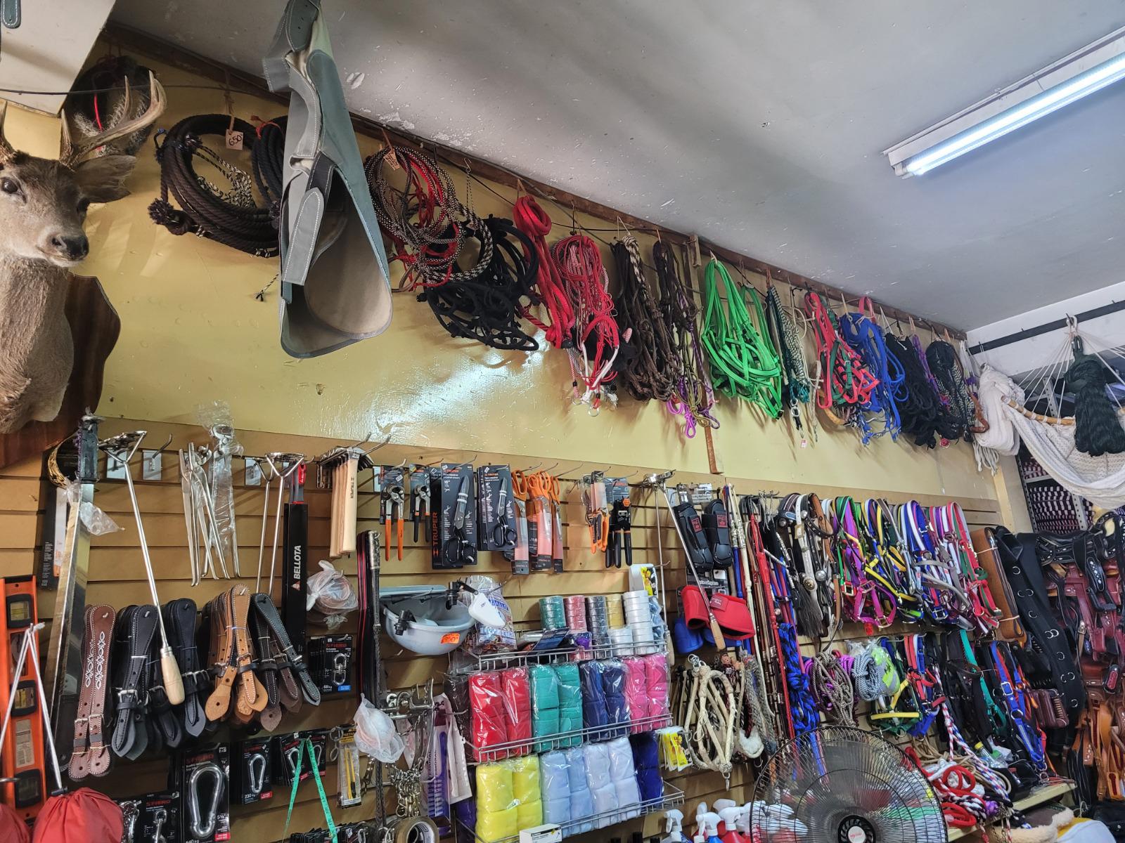 $!Vende accesorios para caballo en el mercadito de Culiacán; el negocio resiste pese a la violencia