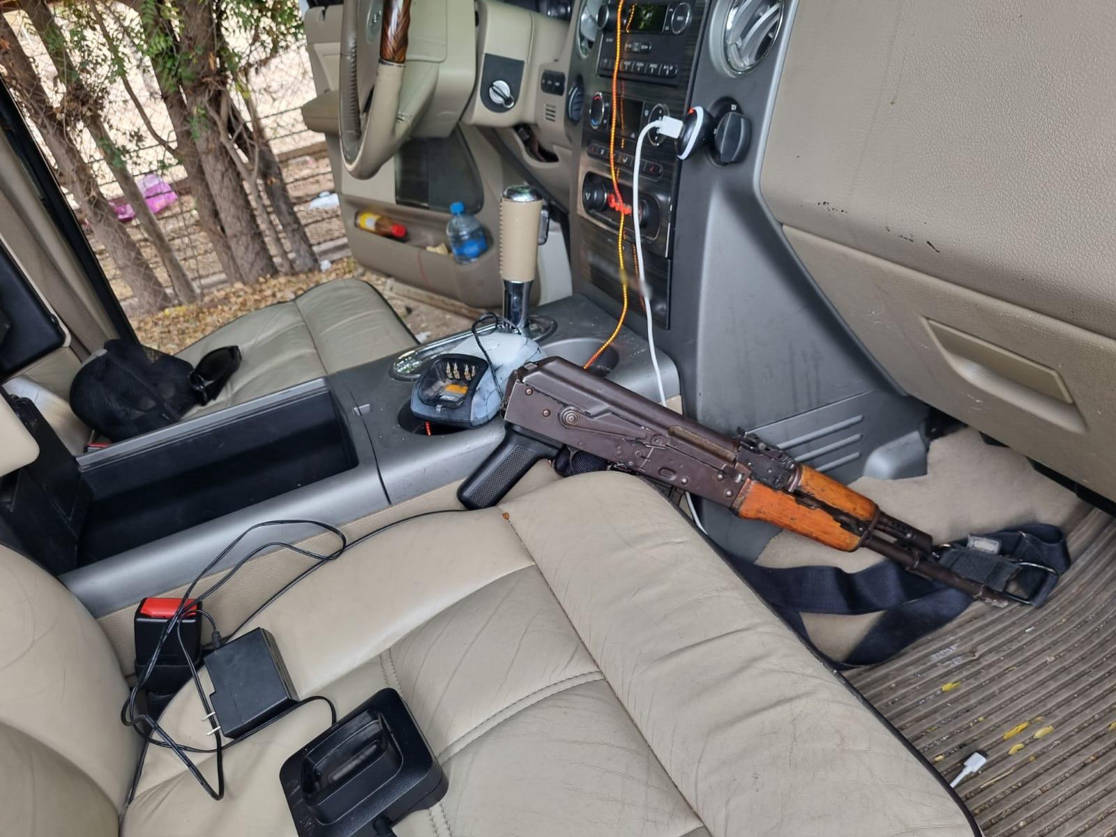 $!Detienen a 3 en camioneta con blindaje artesanal por carretera Villa Benito Juárez