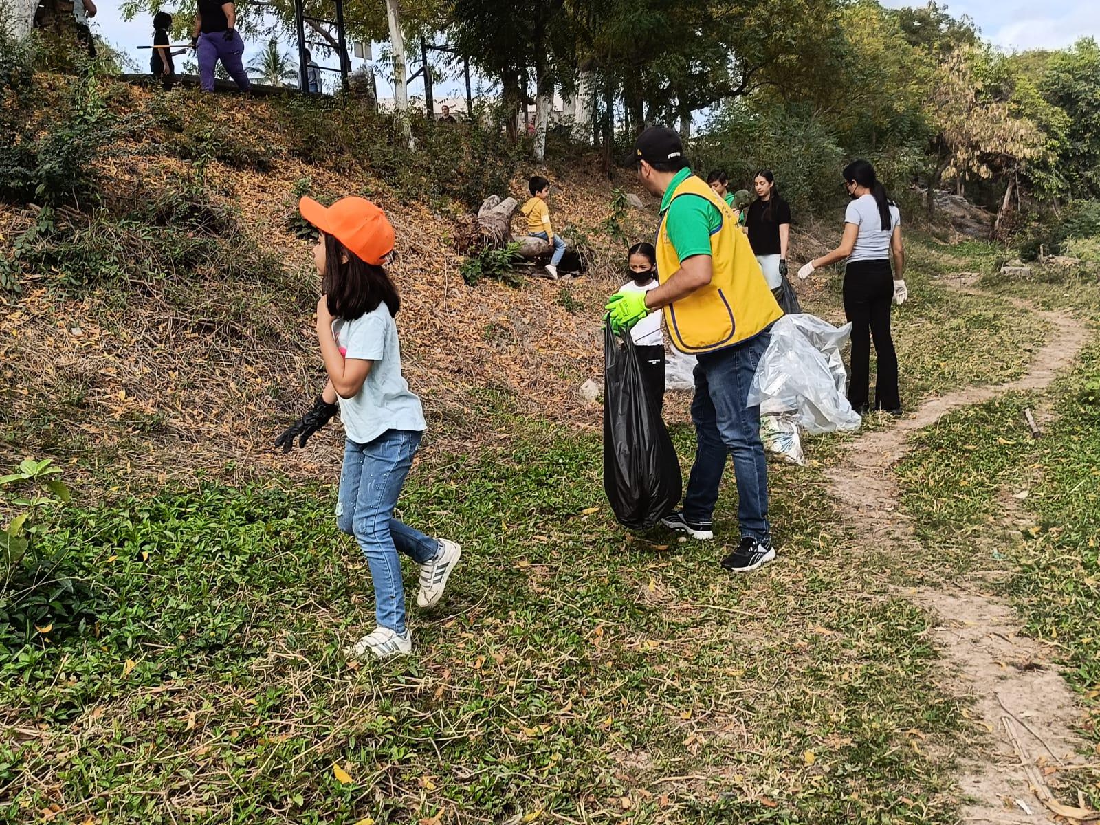 $!Realizan brigada de limpieza y conservación en el arroyo Juana Gómez de Escuinapa