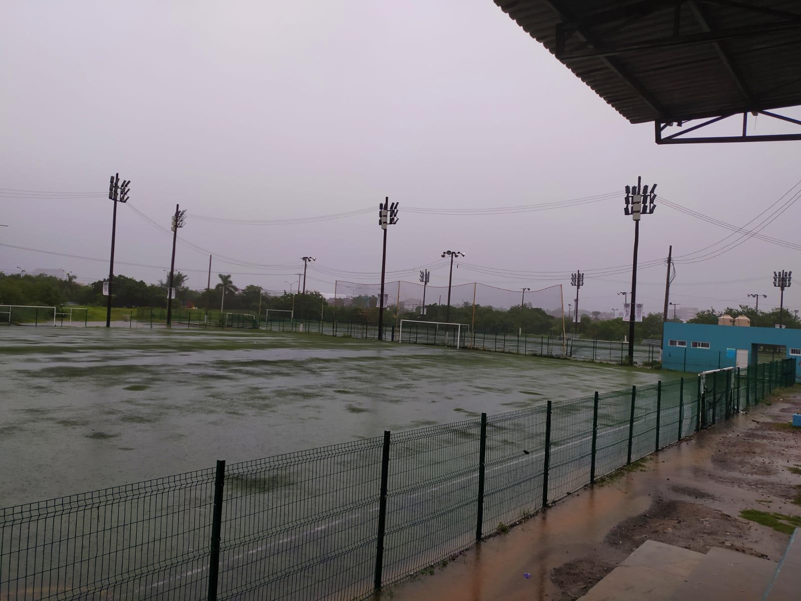 $!‘Nora’ provoca inundaciones en espacios deportivos de Mazatlán