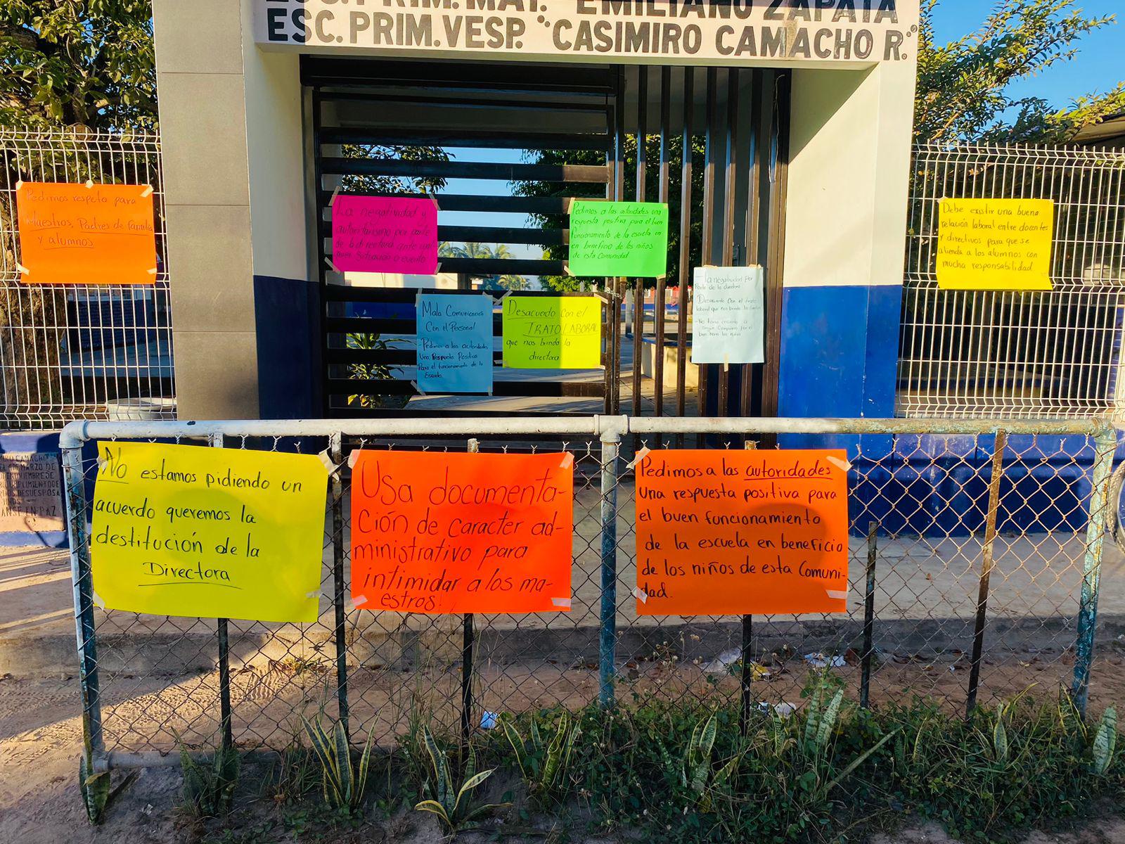 $!Cierran padres una primaria de Escuinapa en demanda de la destitución de su directora