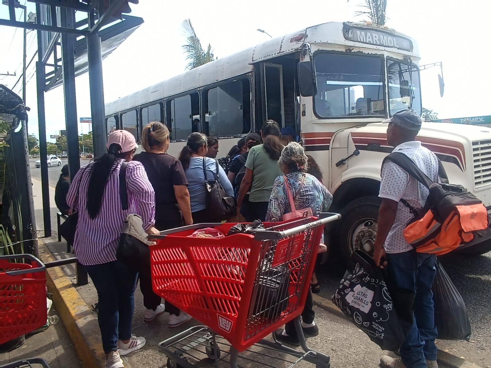 $!Pese a reporte de balaceras, ‘ranchobuses’ siguen en circulación y abordando pasajeros con normalidad