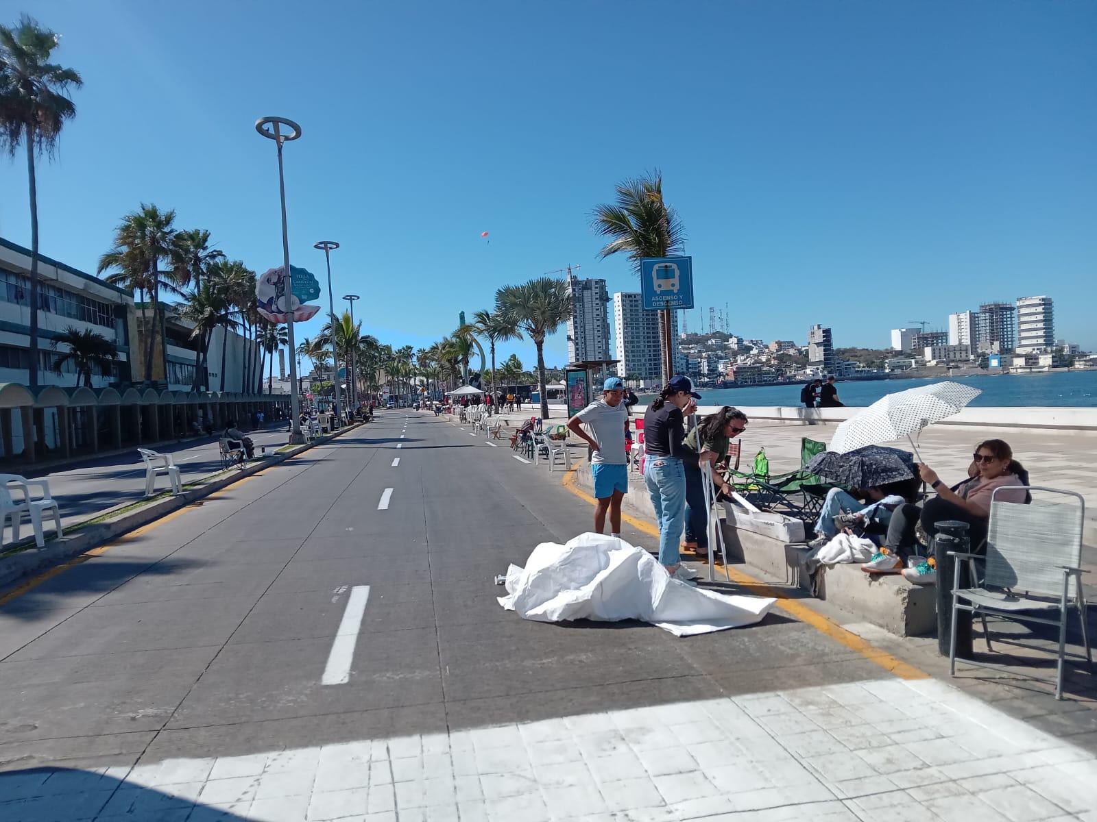 $!Cierran el malecón y colocan cientos de sillas para presenciar el primer desfile del Carnaval de Mazatlán