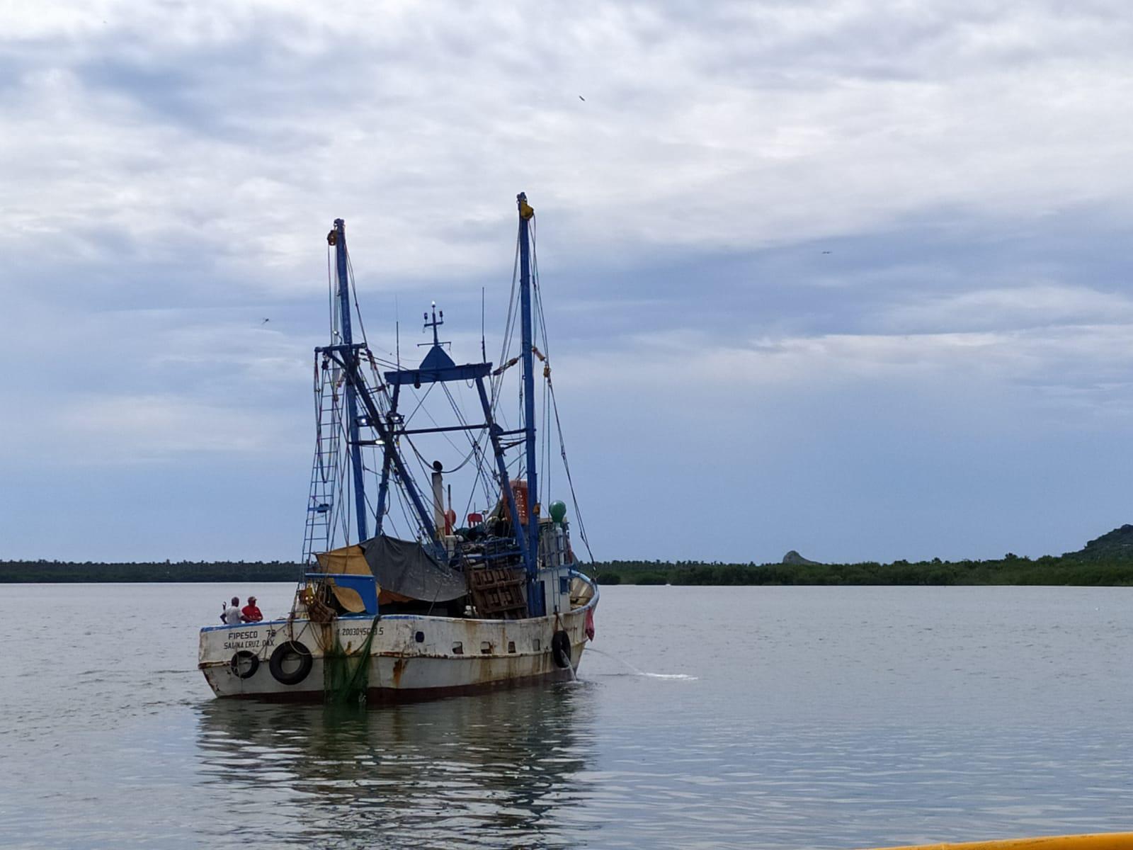 $!Camaroneros de Mazatlán se refugian en el puerto ante posible embate de ‘Pamela’