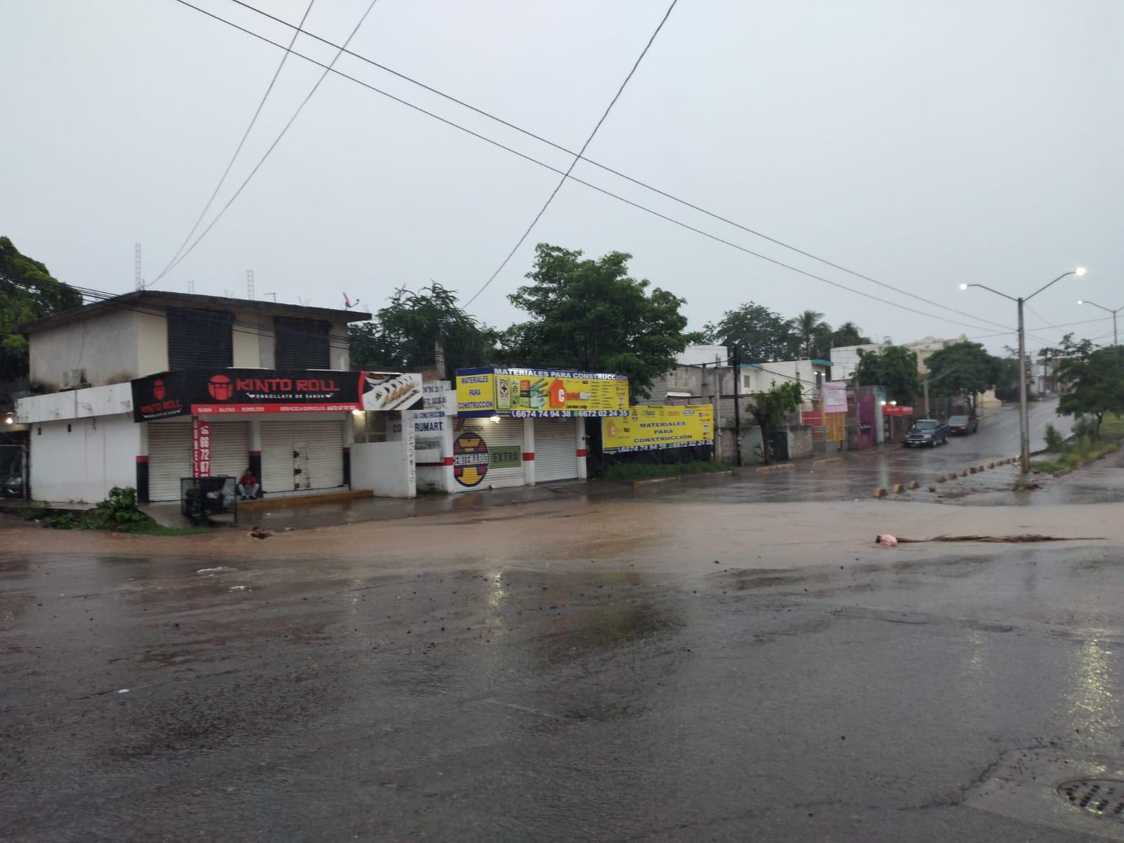 $!Lluvias originadas por remanentes de ‘Nora’ ocasionan crecida de arroyos en Culiacán