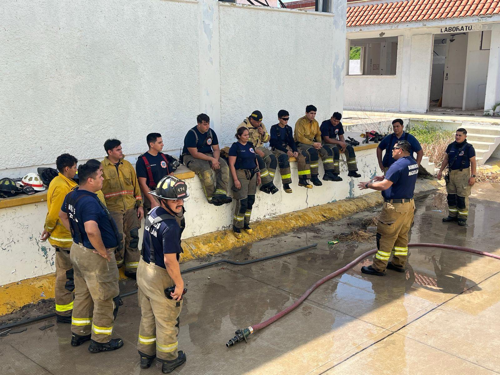 $!Se prepara el Cuerpo de Bomberos de Mazatlán para enfrentar emergencias en estructuras verticales