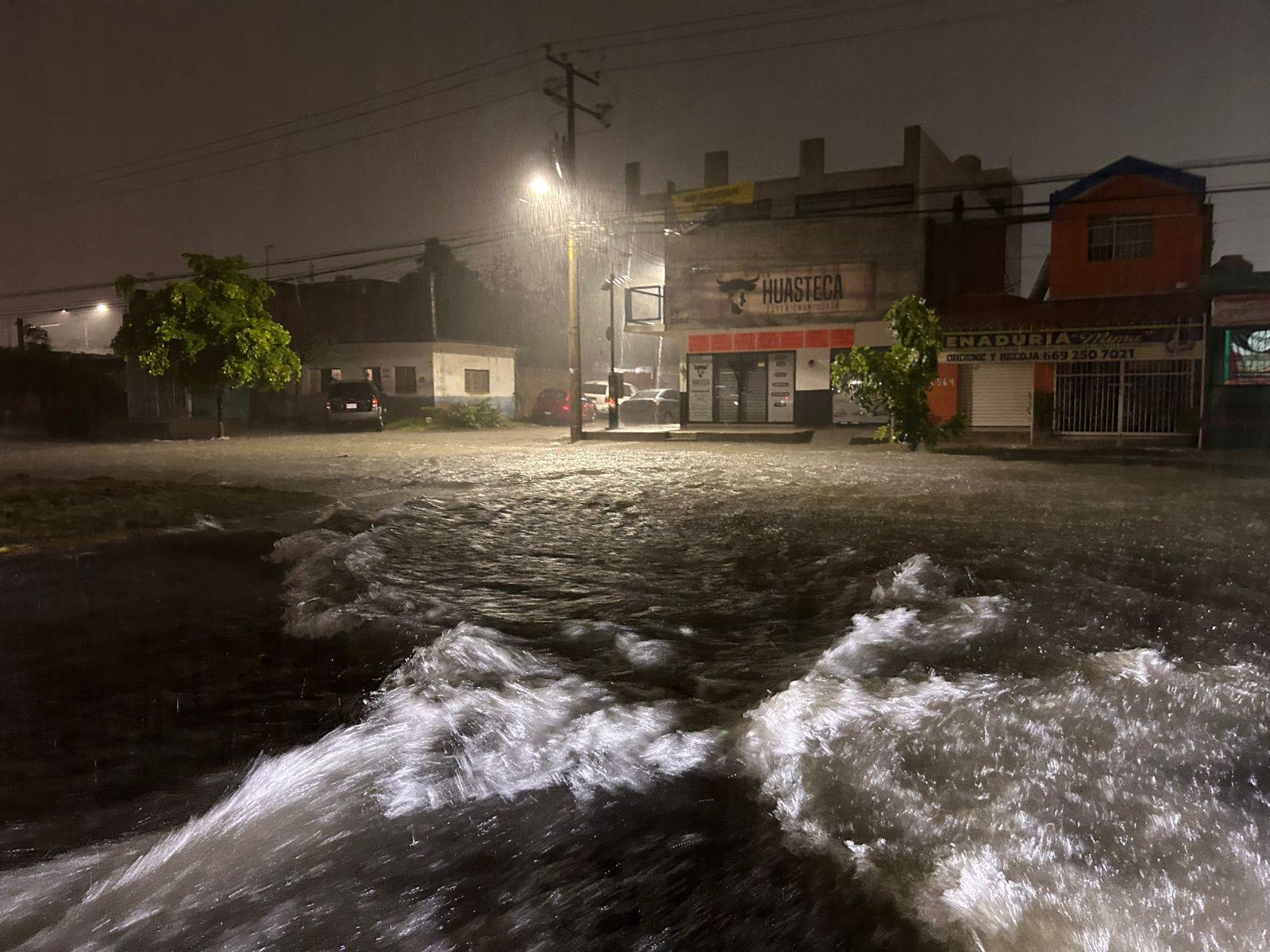 $!Tormenta eléctrica sorprende a Mazatlán este jueves