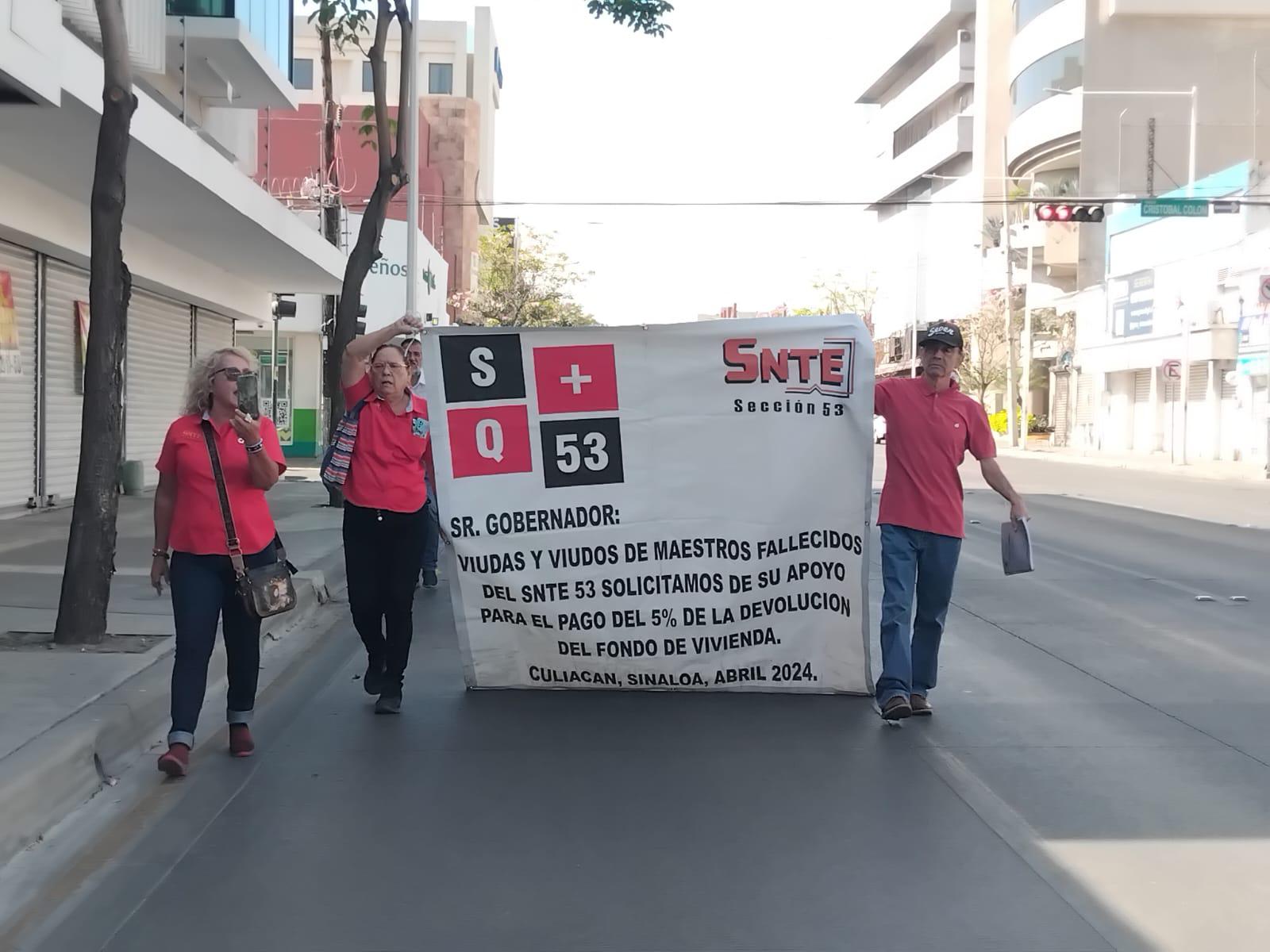 $!Con apenas siete trabajadores, CNTE realiza marcha en Culiacán por el Día del Trabajo