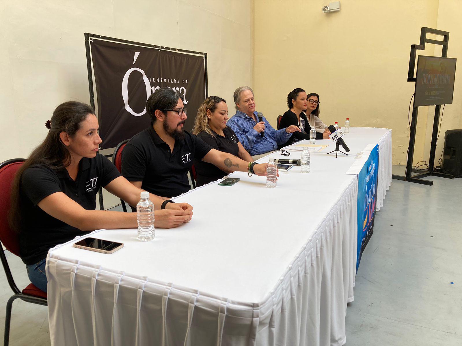 $!Rico González explicó un poco sobre cada una de las obras que habrá en esa cartelera.