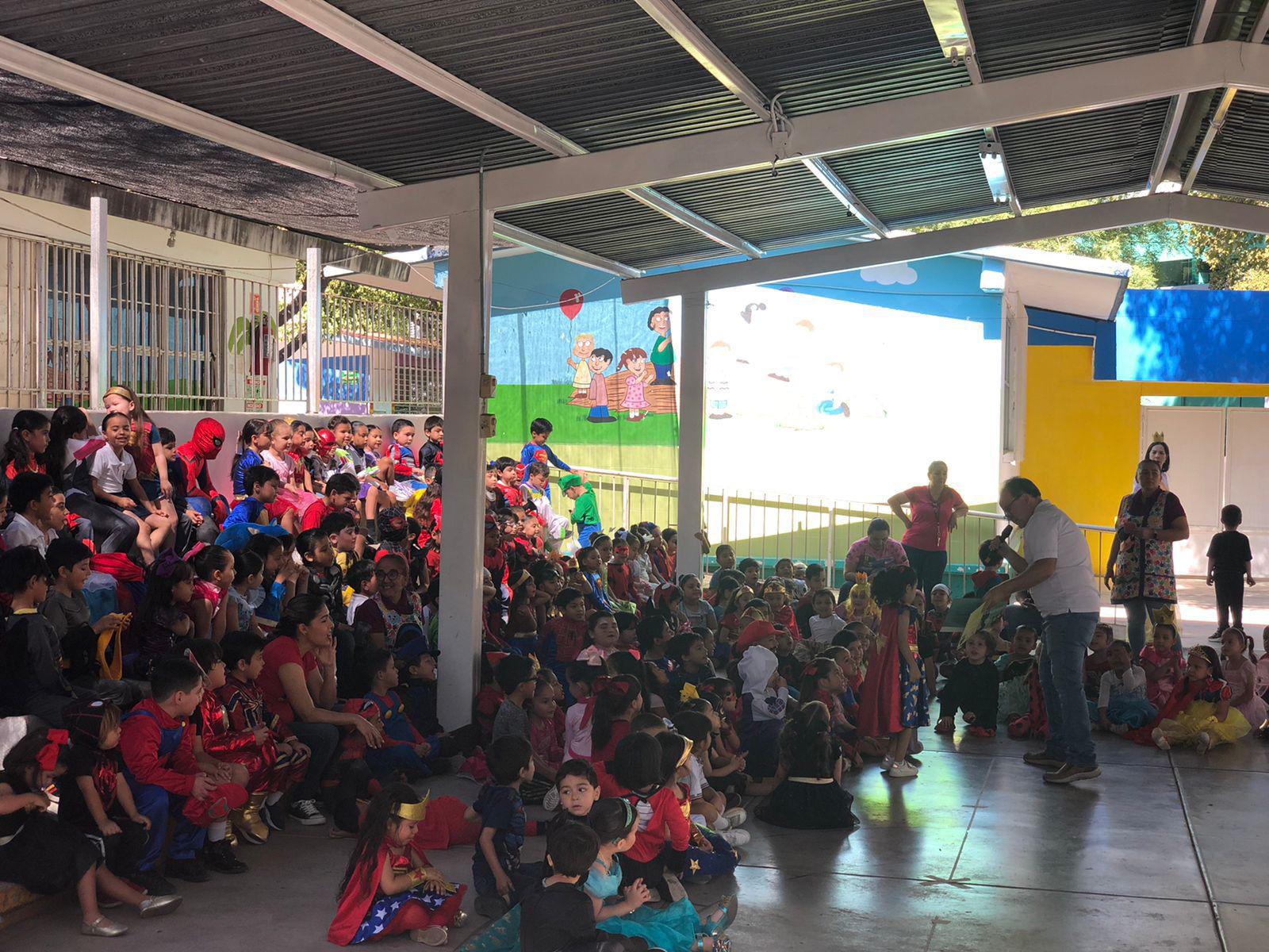 $!Cientos de niños escuchan atentos las historias.