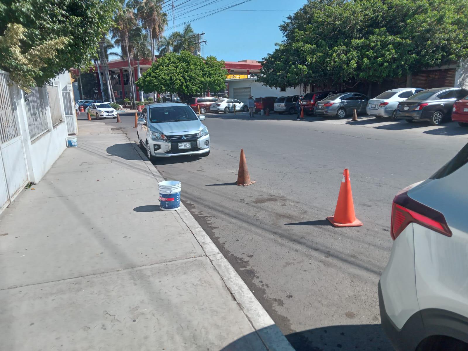$!‘Lavacarros’ se apropian de espacios públicos de estacionamiento en Mazatlán