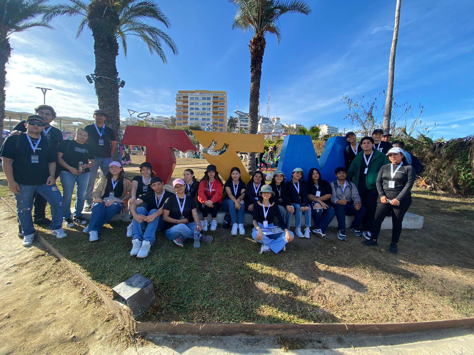 $!Voluntarios de la Universidad Autónoma de Occidente quienes brindaron apoyo a Sedectur.