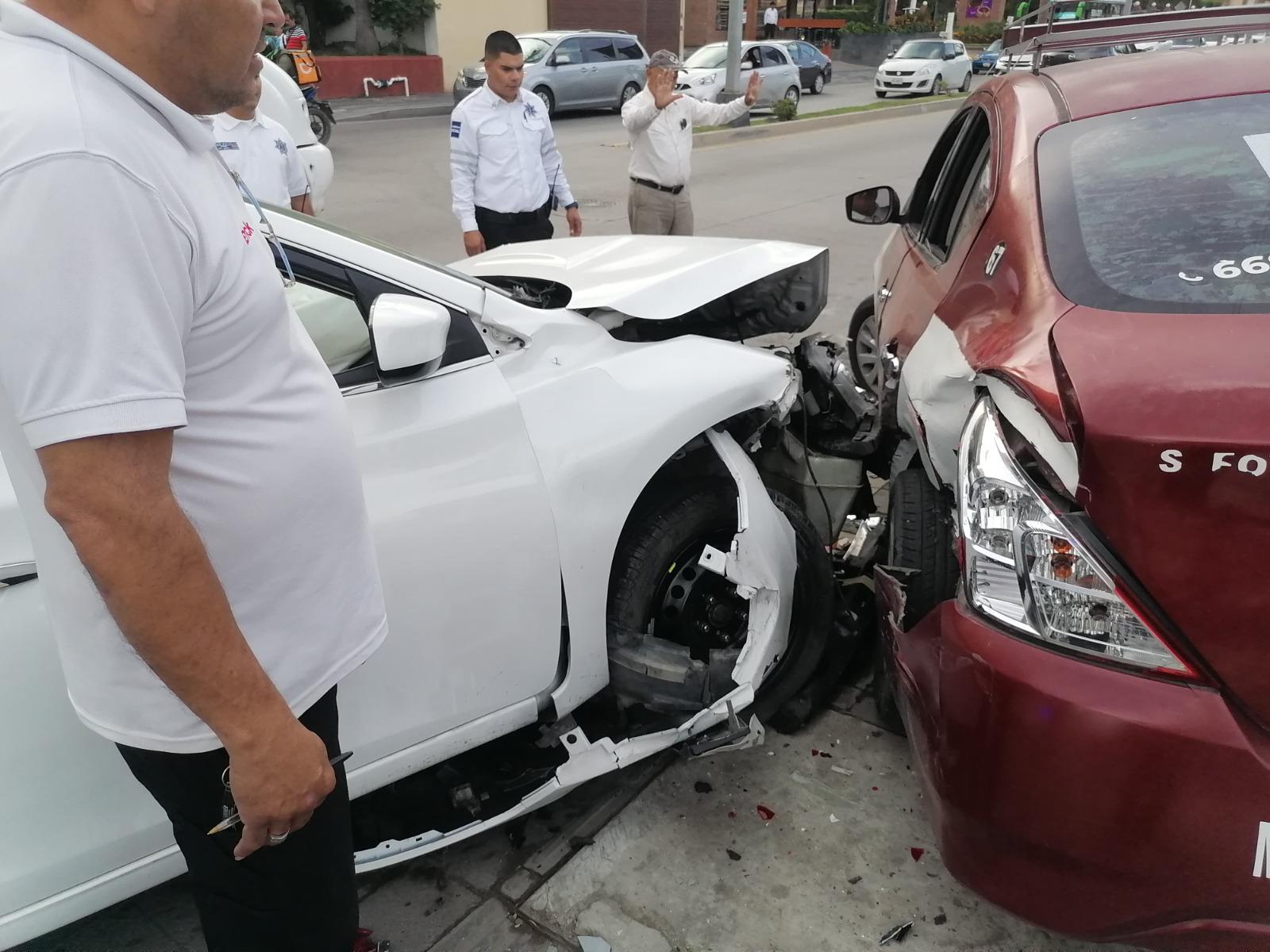 $!Automovilista genera carambola en la Zona Dorada de Mazatlán