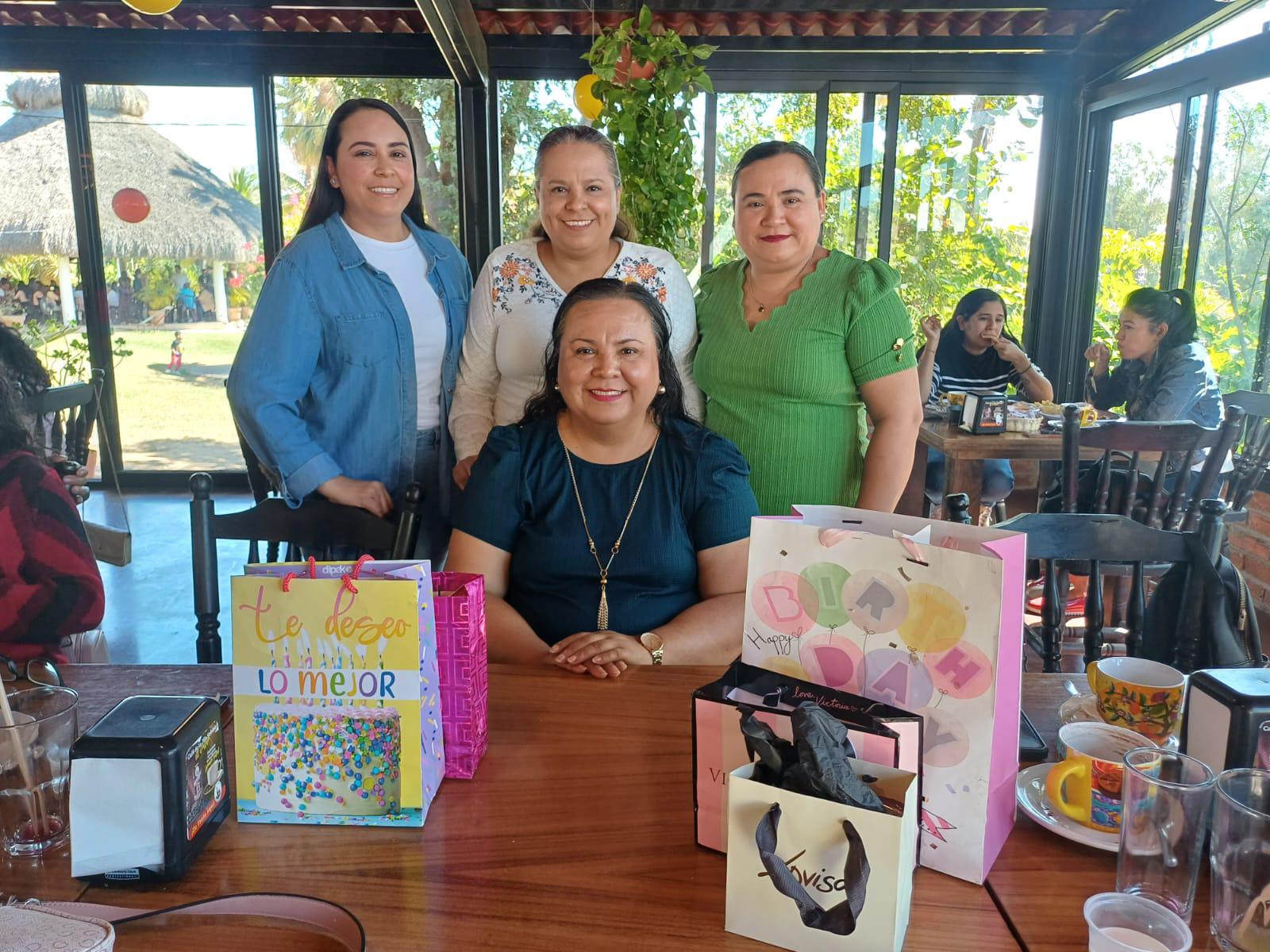 $!La festejada con Amayrany, Juanita y Noelia Aguilar López.