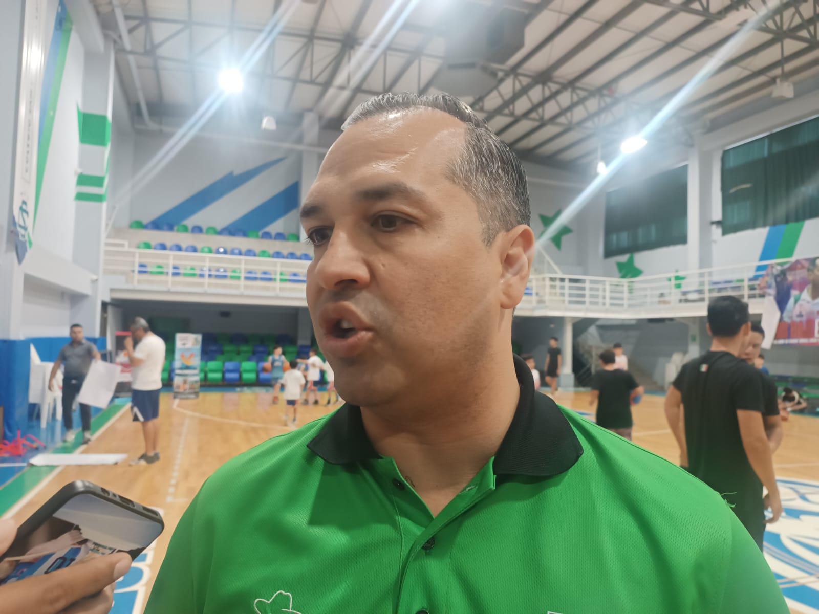 $!Omar Quintero motiva a nuevas generaciones en Mazatlán: ‘Regresarle algo al básquet es un honor’