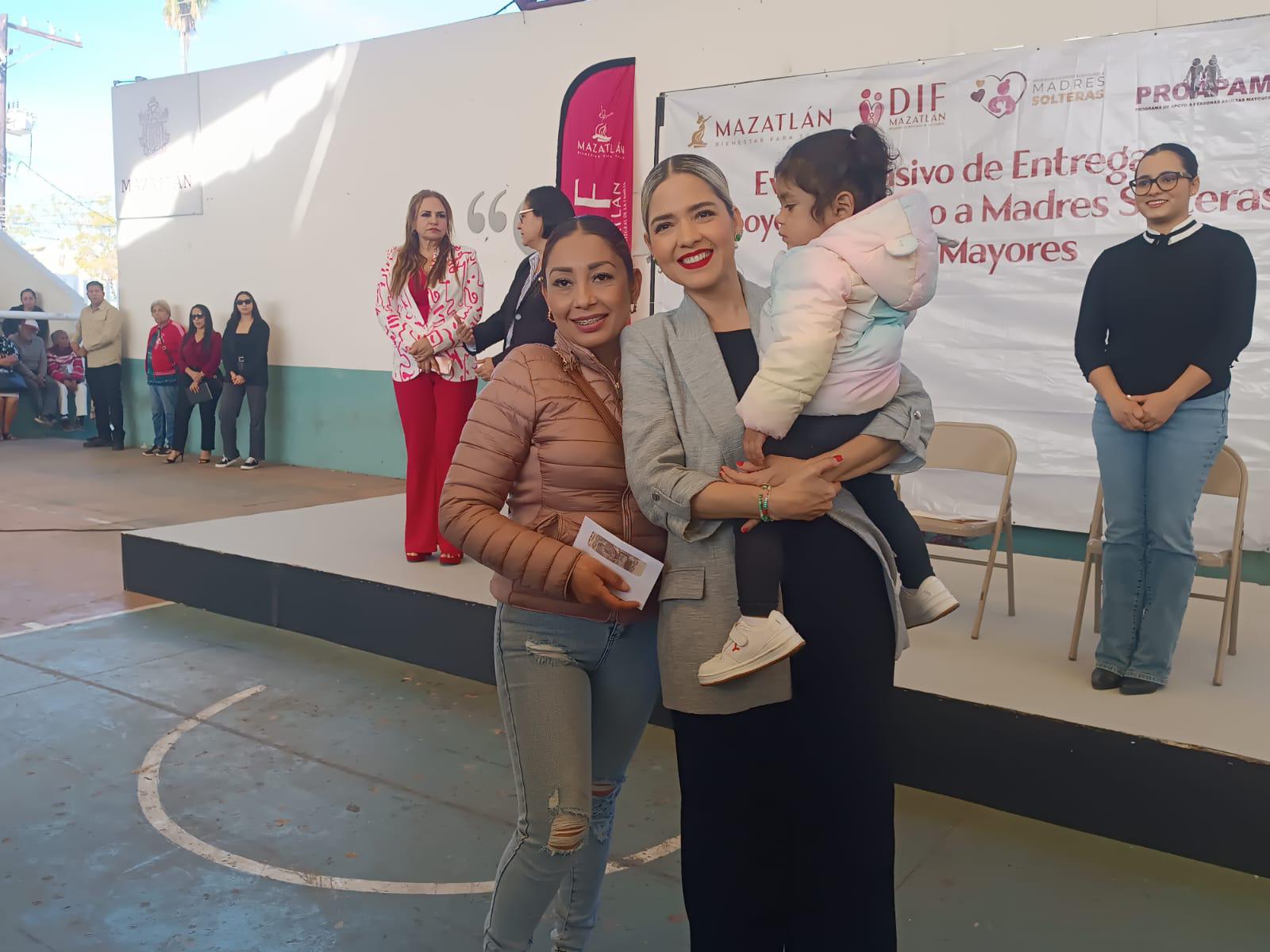 $!Reciben adultos mayores y madres solteras apoyos económicos, en Mazatlán