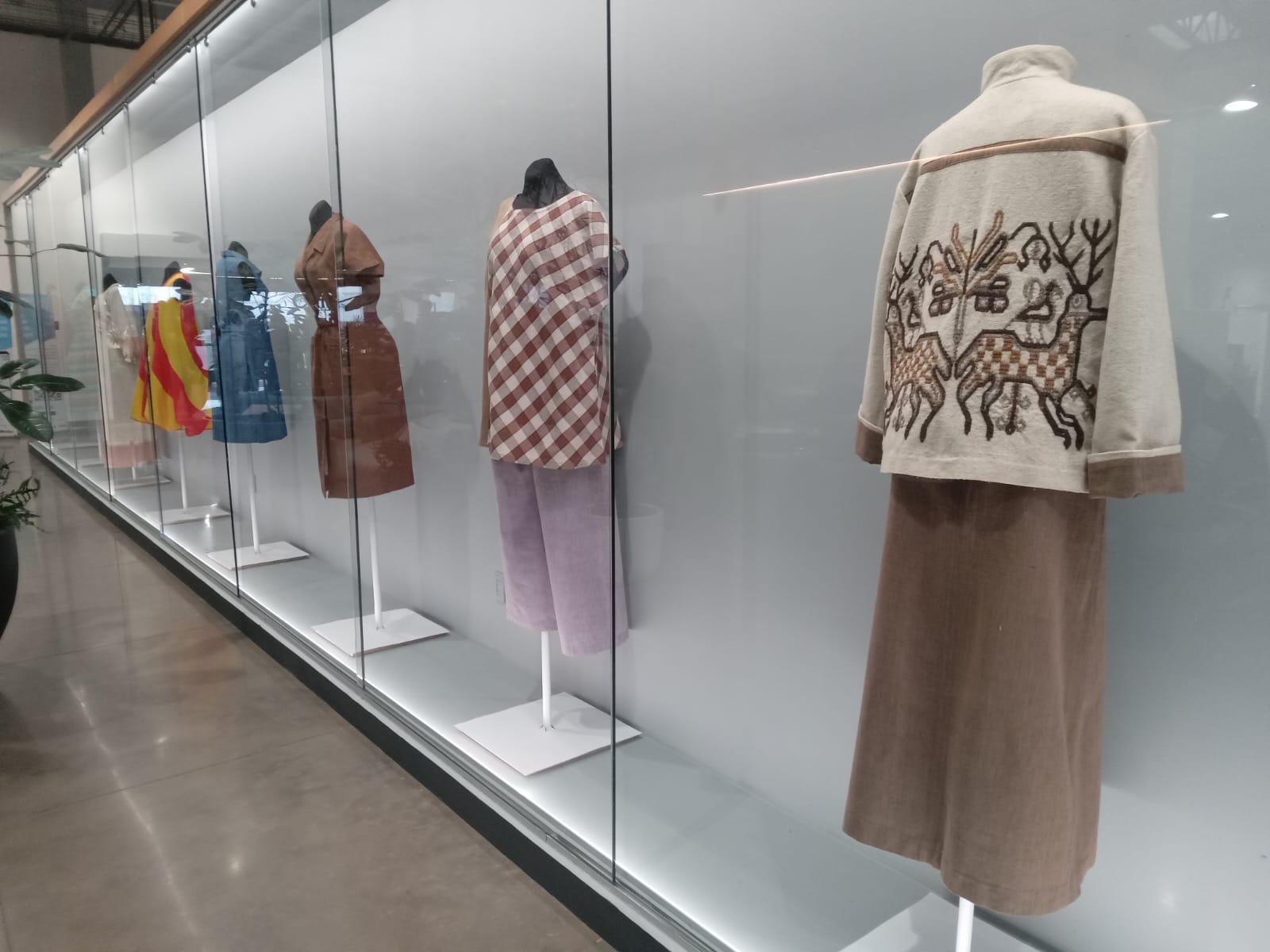 $!También se exhiben prendas de diseñadores de distintas épocas.