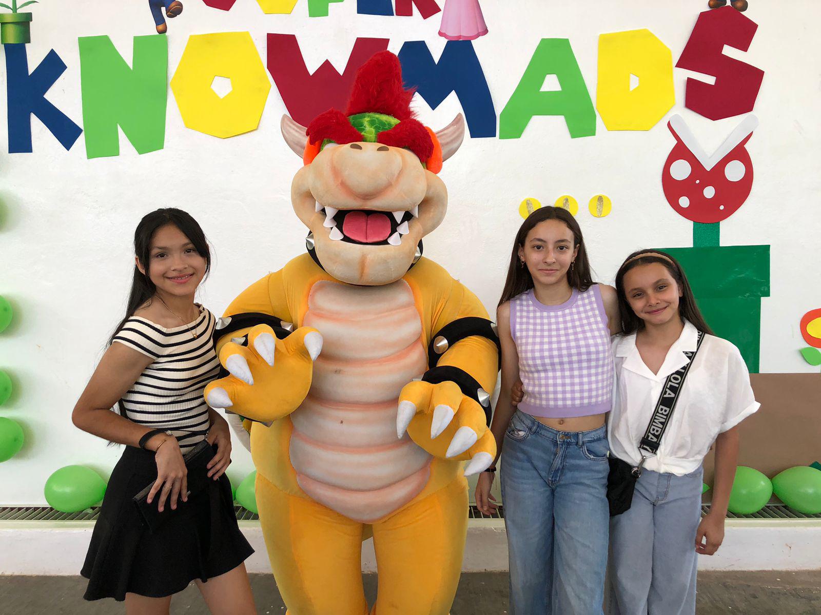 $!María Cristina Zazueta, Paula Ovalles y Betzy Cota posan junto a Bowser.