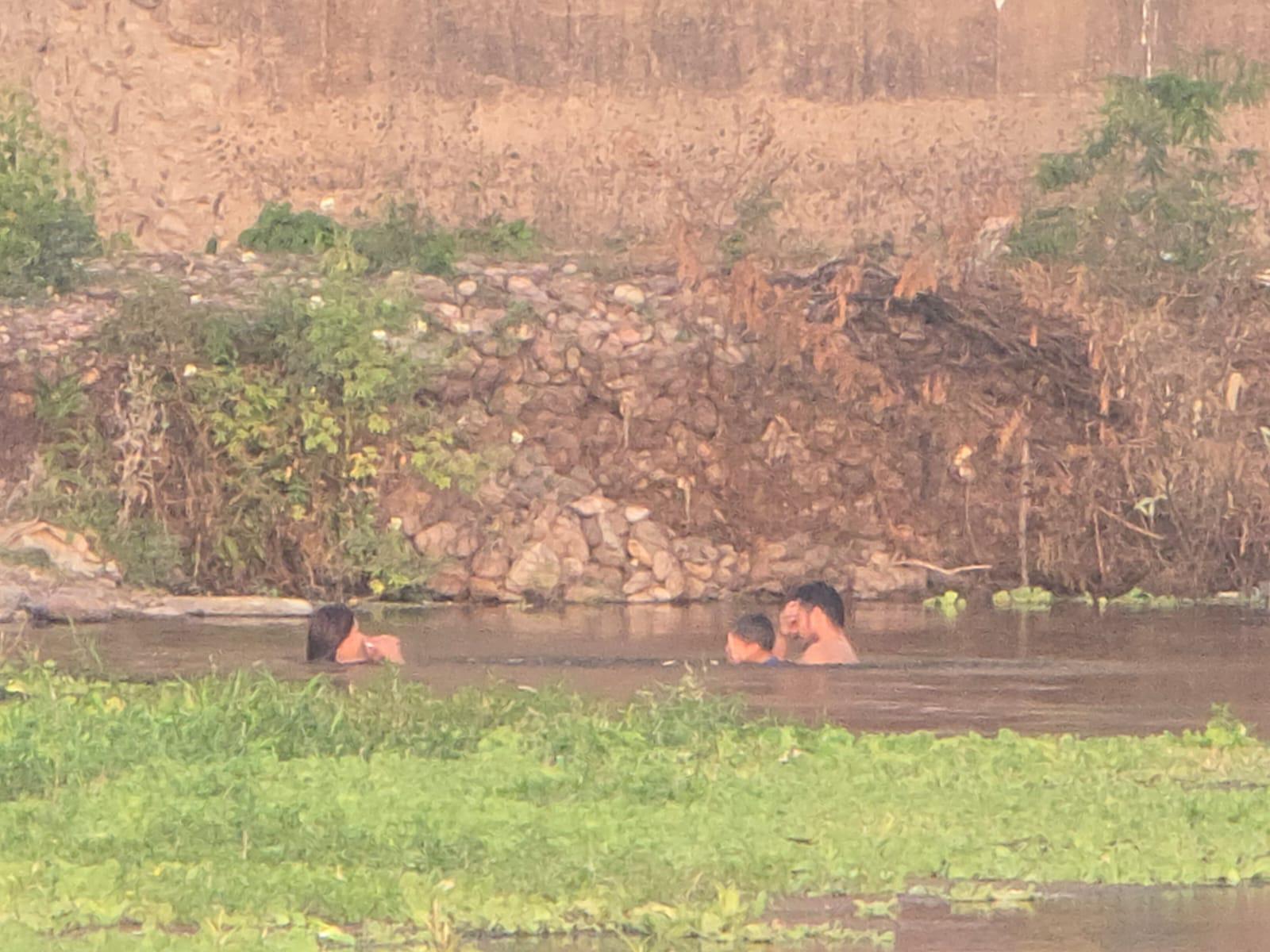 $!Familias mitigan el calor y disfrutan del esparcimiento en el río Baluarte de Rosario