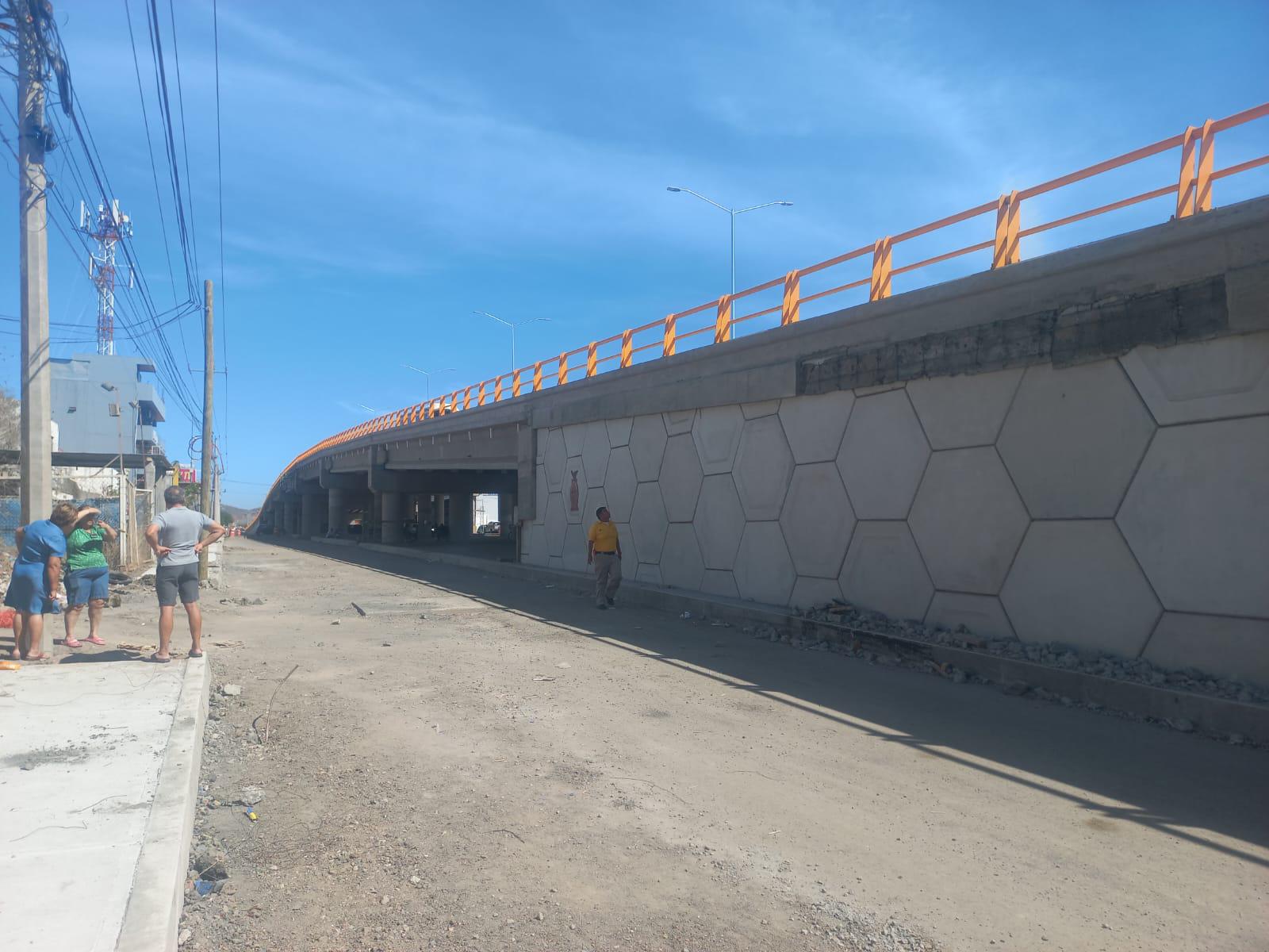 $!Se desprende parte del nuevo puente del Libramiento Colosio, en Mazatlán