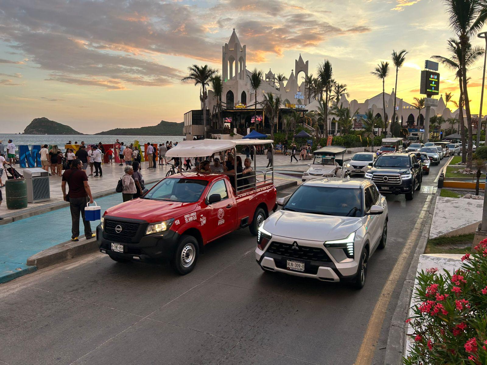 $!Afluencia turística llena playas y zonas emblemáticas de Mazatlán