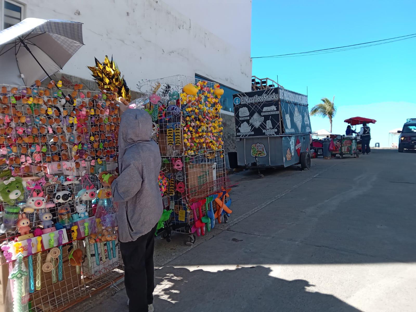 $!Cierran el malecón y colocan cientos de sillas para presenciar el primer desfile del Carnaval de Mazatlán