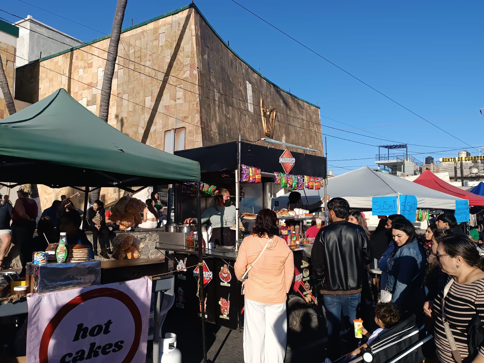 $!Disfrutan ciudadanos y turistas de diferentes alimentos para ver el desfile